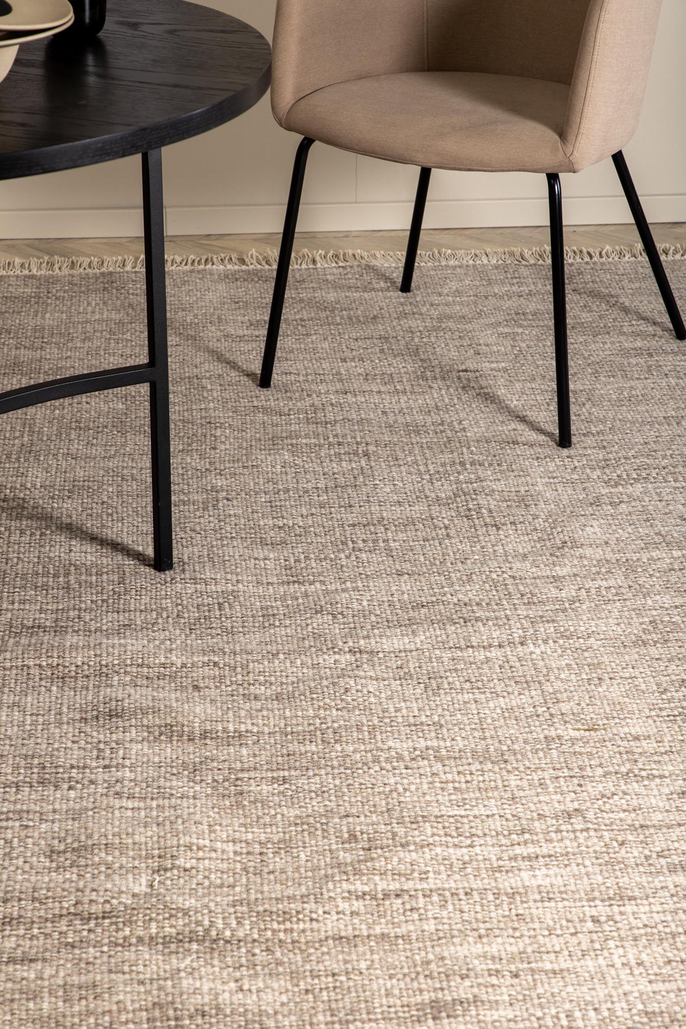 Verleihen Sie Ihrem Zuhause mit dem eleganten Cyrus Teppich von Venture Home in warmen Erdtönen einen Hauch von Stil und Gemütlichkeit.