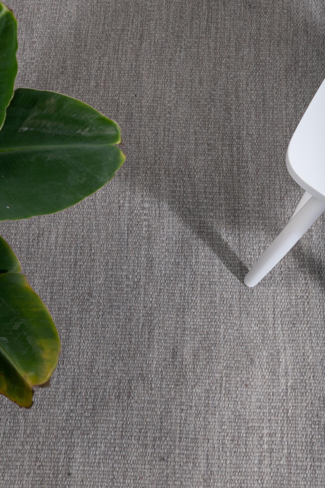 Entdecken Sie den handgewebten Cyrus Teppich von Venture Home in warmen Beige- und Brauntönen. Ideal für jeden Raum, langlebig und elegant.