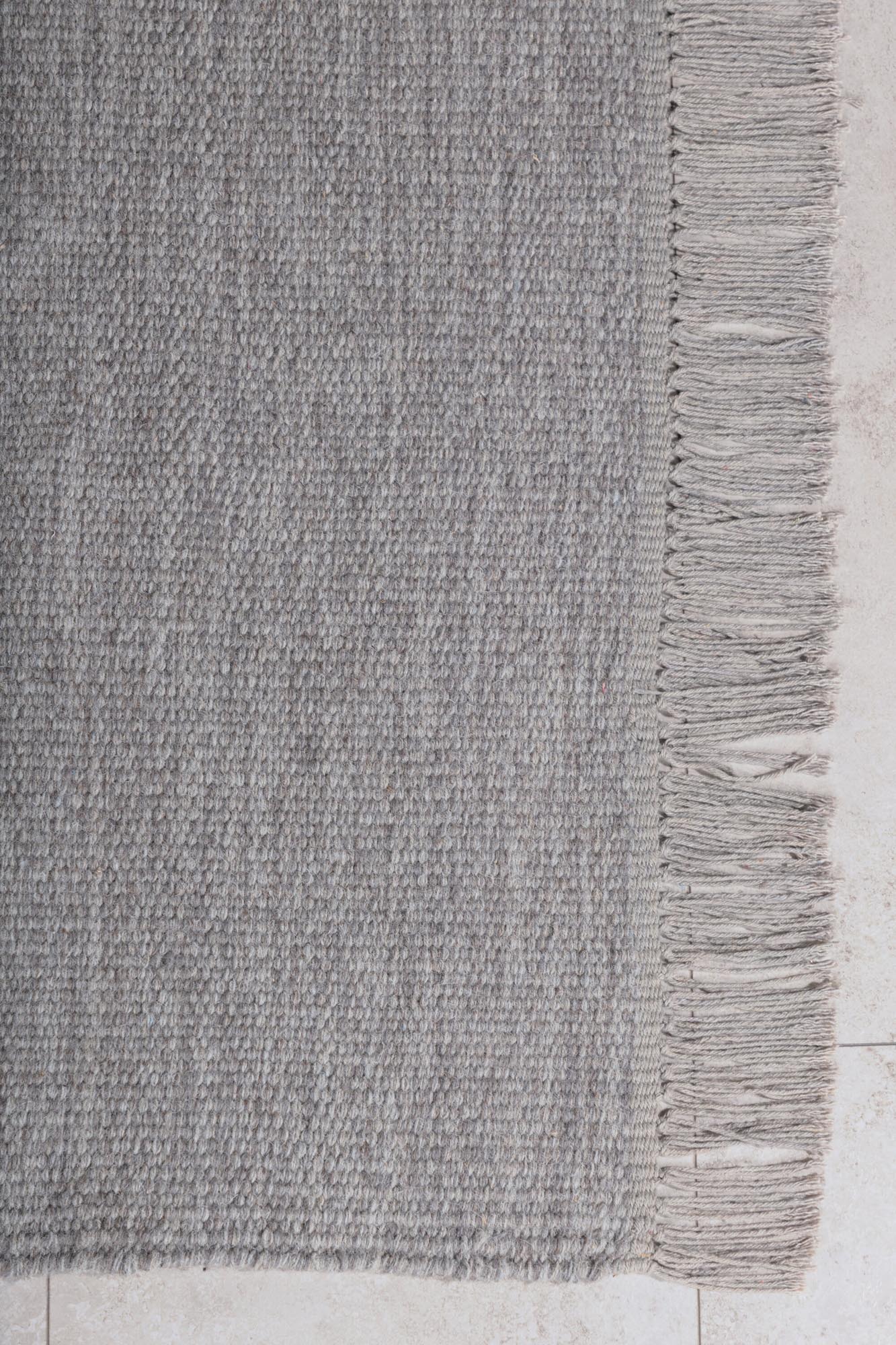 Verleihen Sie Ihrem Zuhause mit dem handgewebten Cyrus Teppich von Venture Home in erdigen Farben eine stilvolle Note. Robust und elegant!