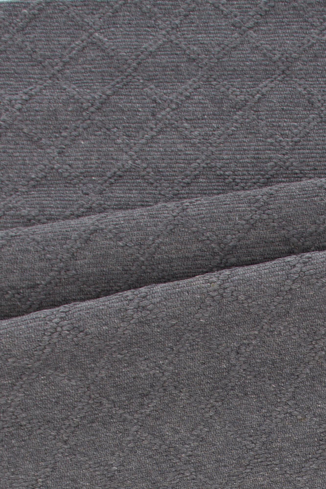 Cloudy Teppich: Stilvoller Wollteppich mit sanften Beigetönen für einladende Wohnräume.