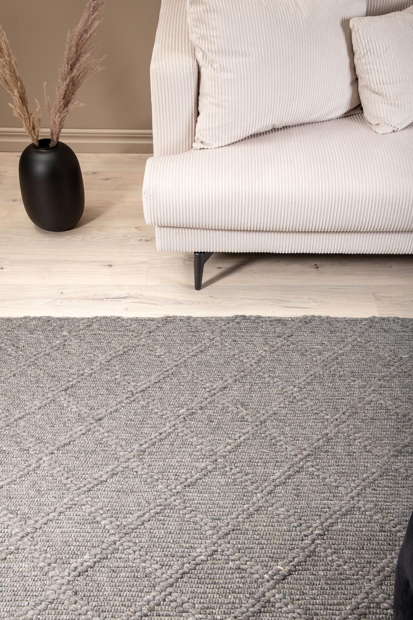 Entdecken Sie den Cloudy Teppich von Venture Home: Ein stilvoller, handgewebter Wollteppich in sanften Beigetönen, perfekt für jedes Zuhause.