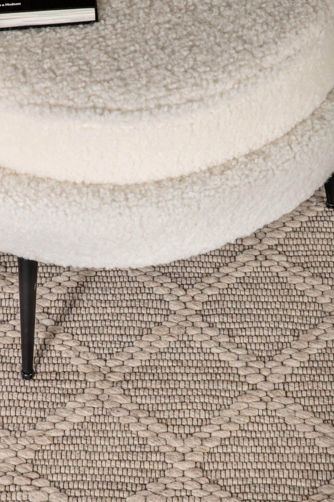 Cloudy Teppich von Venture Home: Stilvolles Design und hochwertige Wolle für einladende Wohnräume.