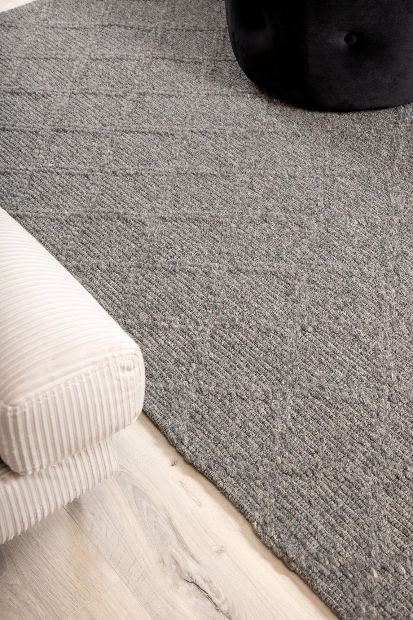 Entdecken Sie den Cloudy Teppich von Venture Home – ein stilvolles Wohnaccessoire aus hochwertiger Wolle, das jedem Raum Wärme und Eleganz verleiht.