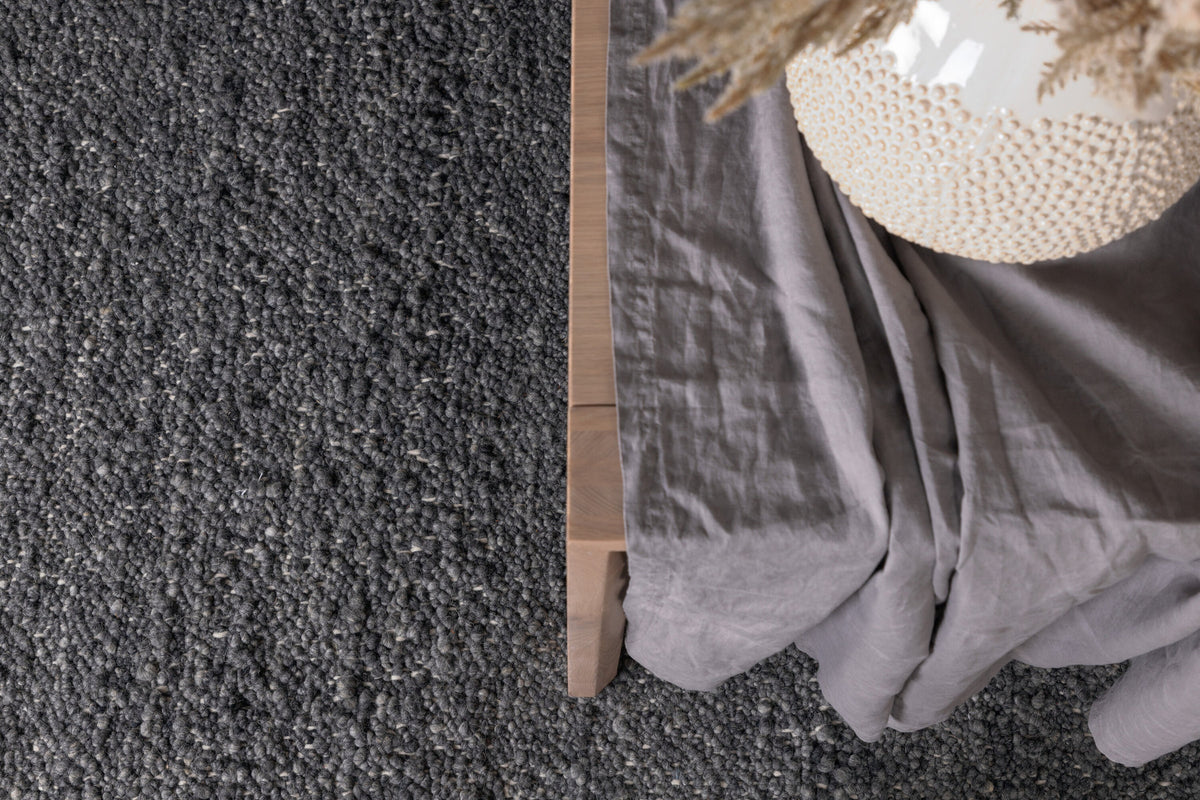 Betina Teppich in Grau präsentiert im Onlineshop von KAQTU Design AG. Teppich ist von Venture Home
