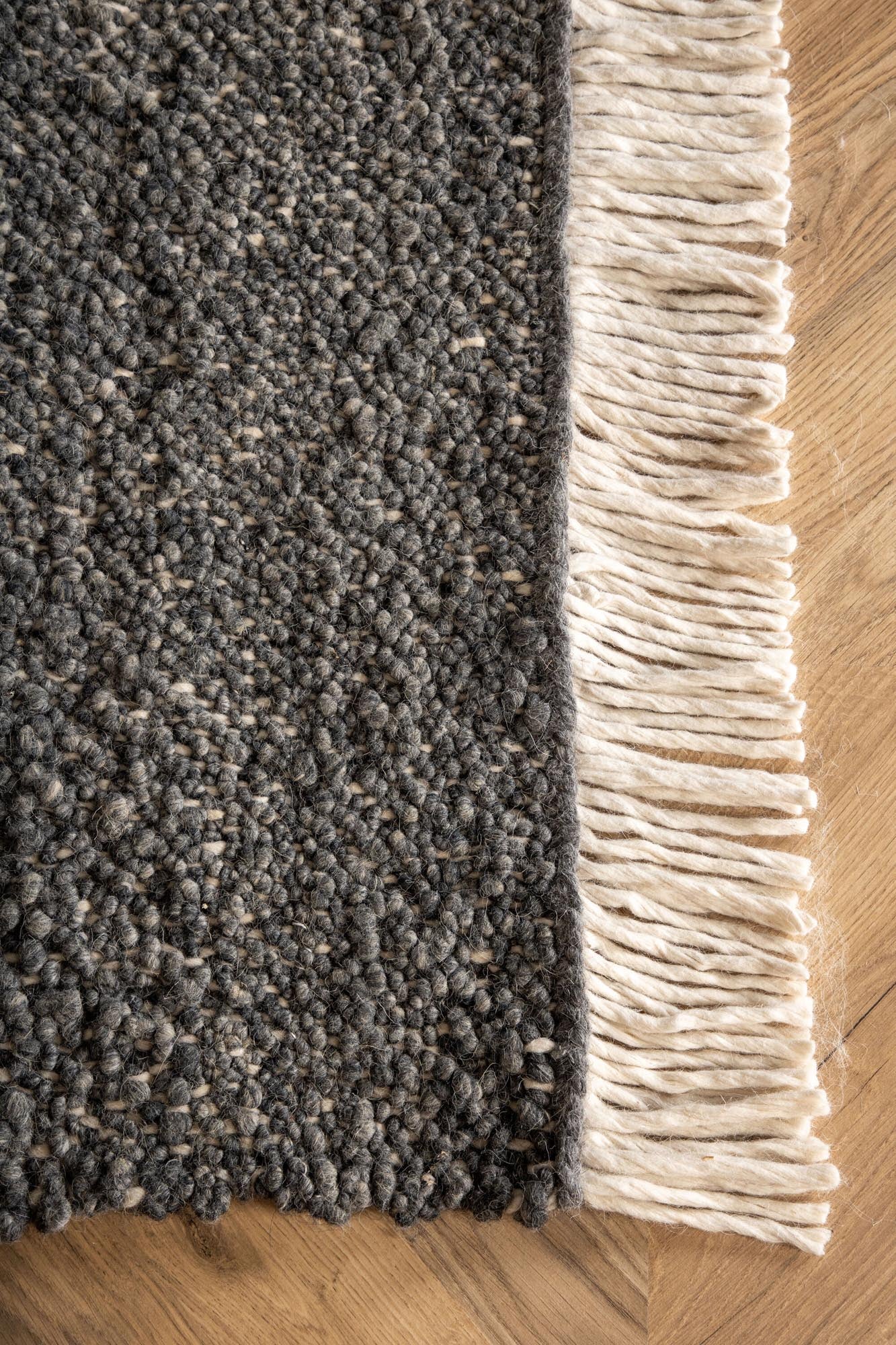 Betina Teppich in Grau präsentiert im Onlineshop von KAQTU Design AG. Teppich ist von Venture Home