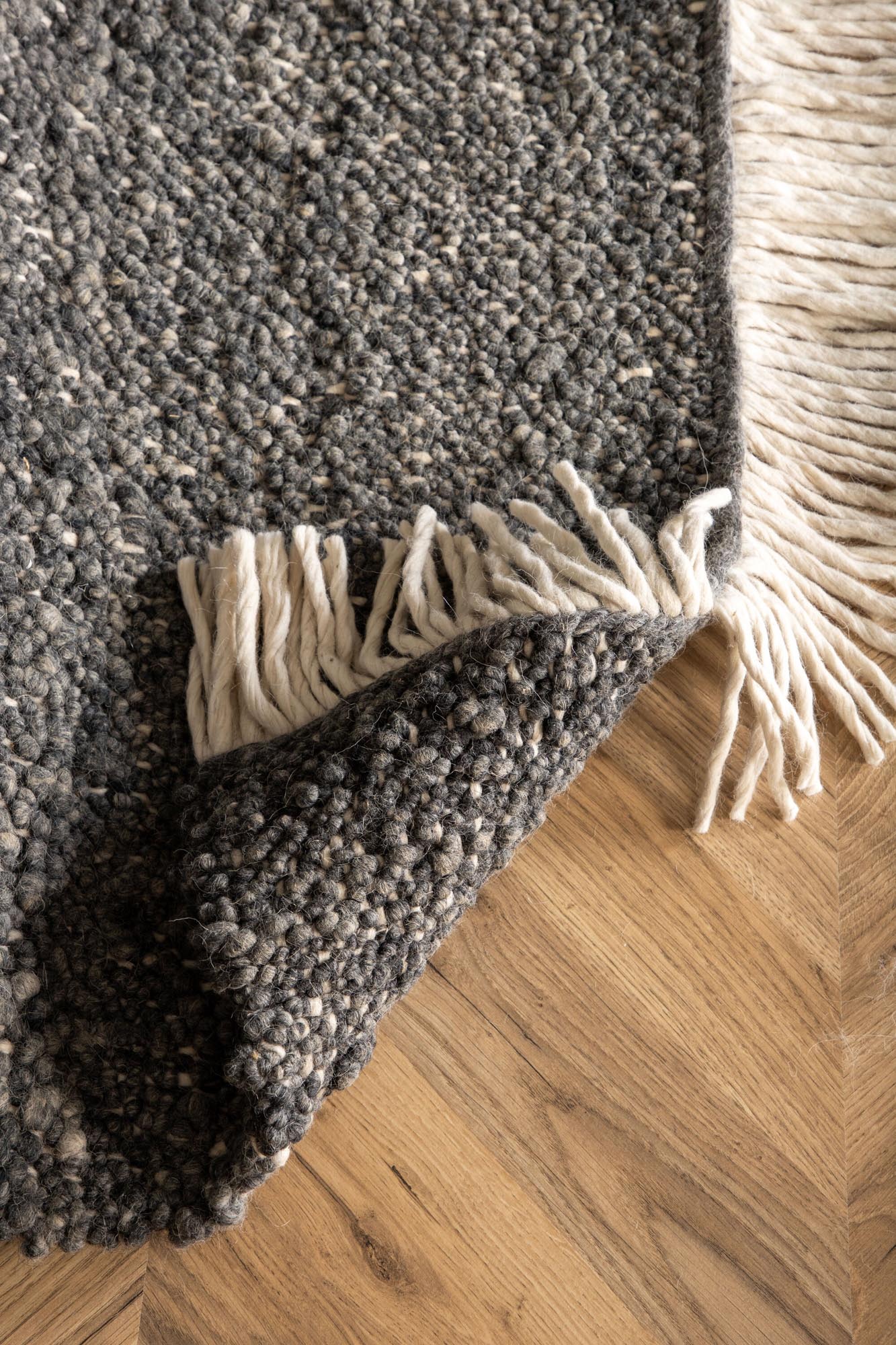 Betina Teppich in Grau präsentiert im Onlineshop von KAQTU Design AG. Teppich ist von Venture Home