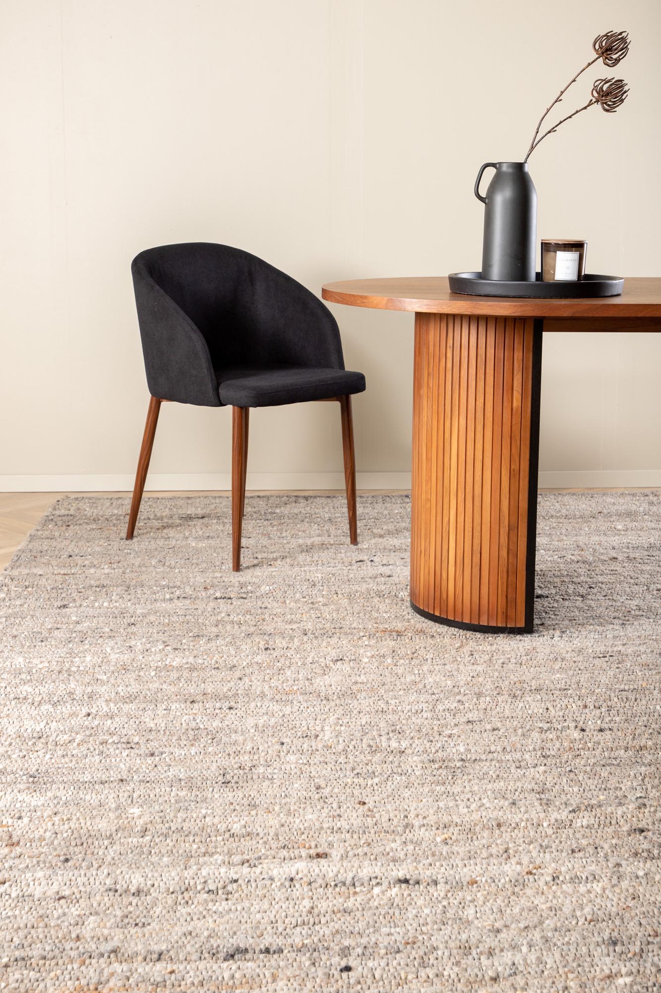 Entdecken Sie den handgewebten Lumpenteppich von Venture Home – ein stilvolles, pflegeleichtes Wohnaccessoire aus luxuriöser Wolle.