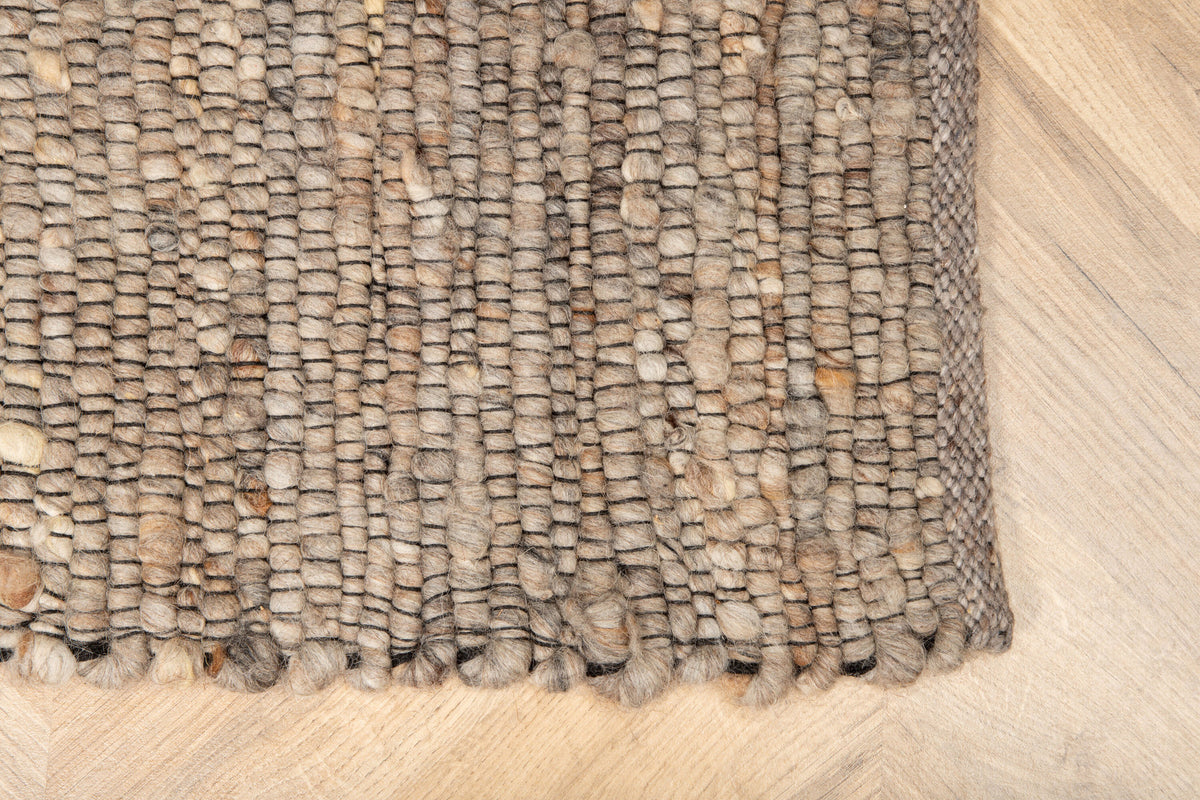 Lumpenteppich in Grau präsentiert im Onlineshop von KAQTU Design AG. Teppich ist von Venture Home