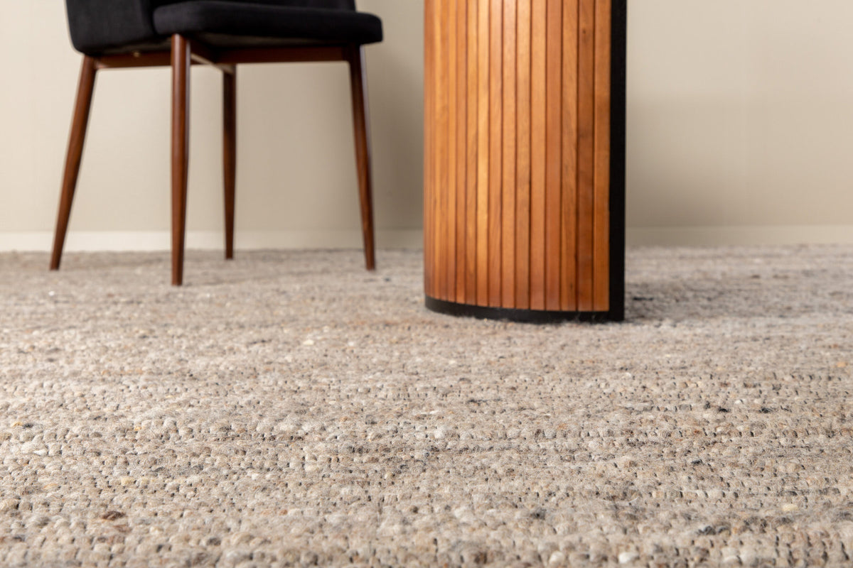Lumpenteppich in Grau präsentiert im Onlineshop von KAQTU Design AG. Teppich ist von Venture Home