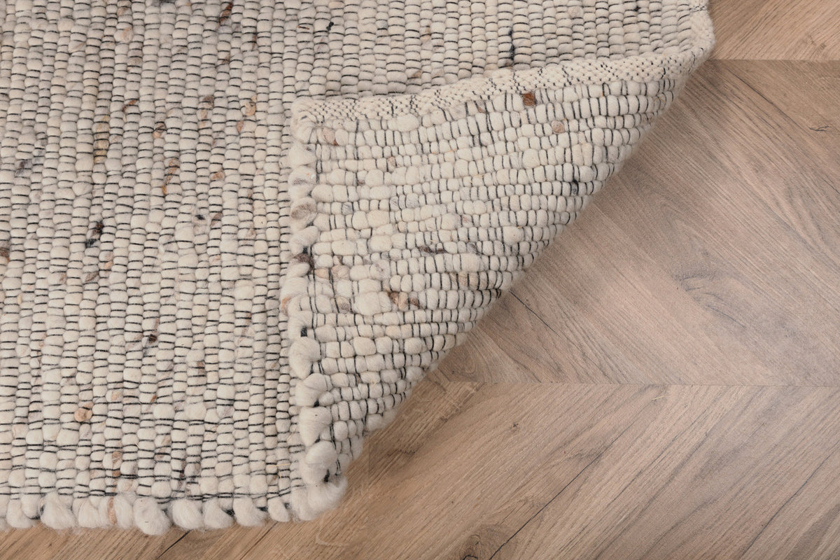 Lumpenteppich in Beige präsentiert im Onlineshop von KAQTU Design AG. Teppich ist von Venture Home
