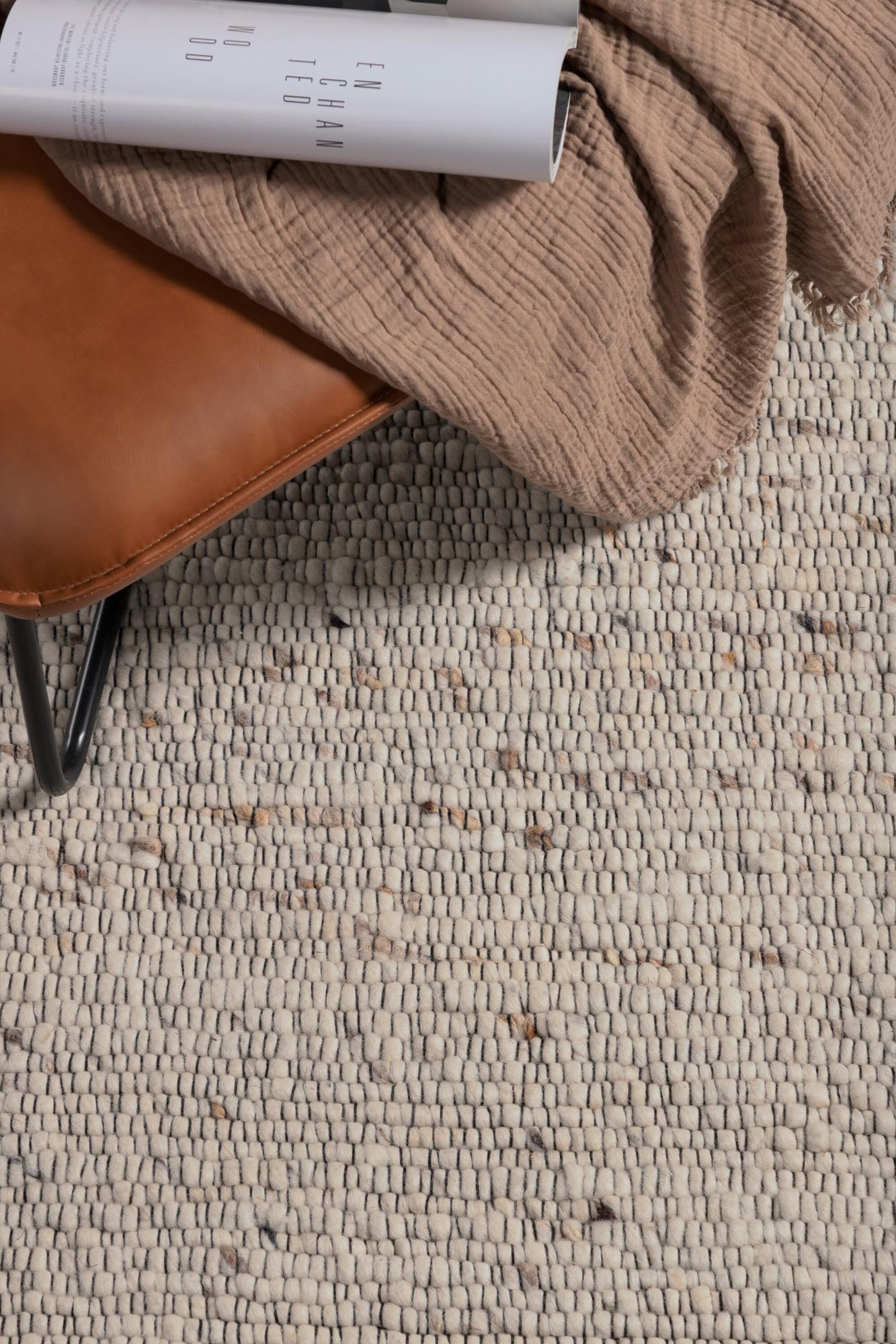 Loump Teppich in Beige/Weiss präsentiert im Onlineshop von KAQTU Design AG. Teppich ist von Venture Home