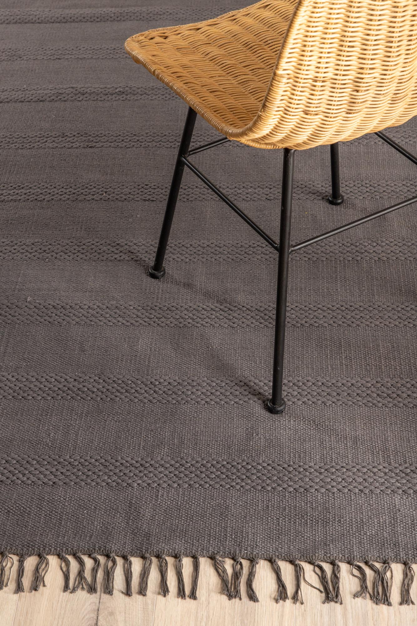 Nico Teppich in Grau präsentiert im Onlineshop von KAQTU Design AG. Teppich ist von Venture Home