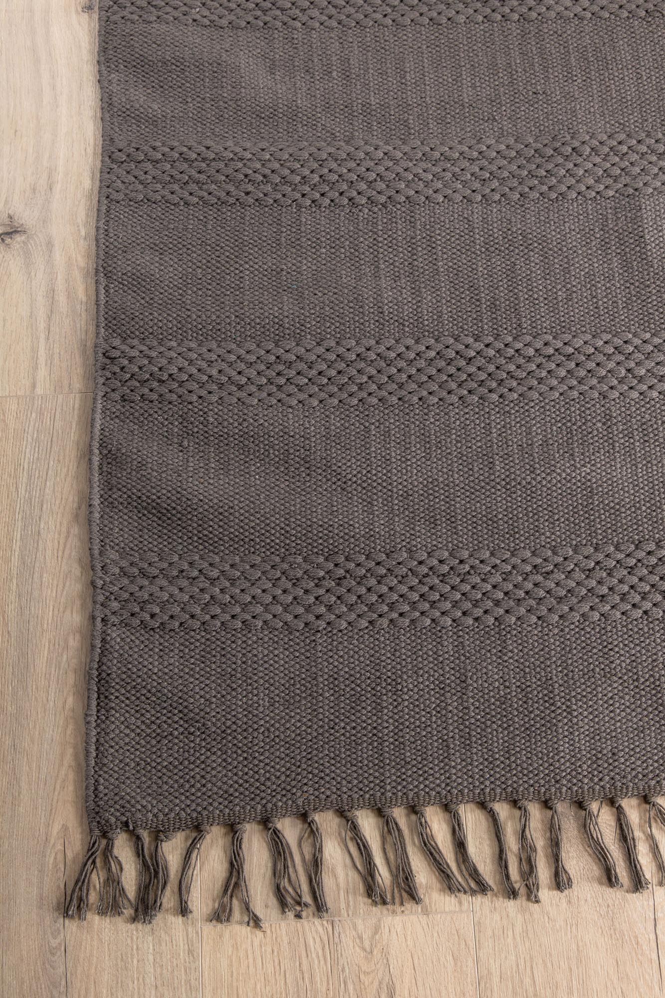 Nico Teppich in Grau präsentiert im Onlineshop von KAQTU Design AG. Teppich ist von Venture Home