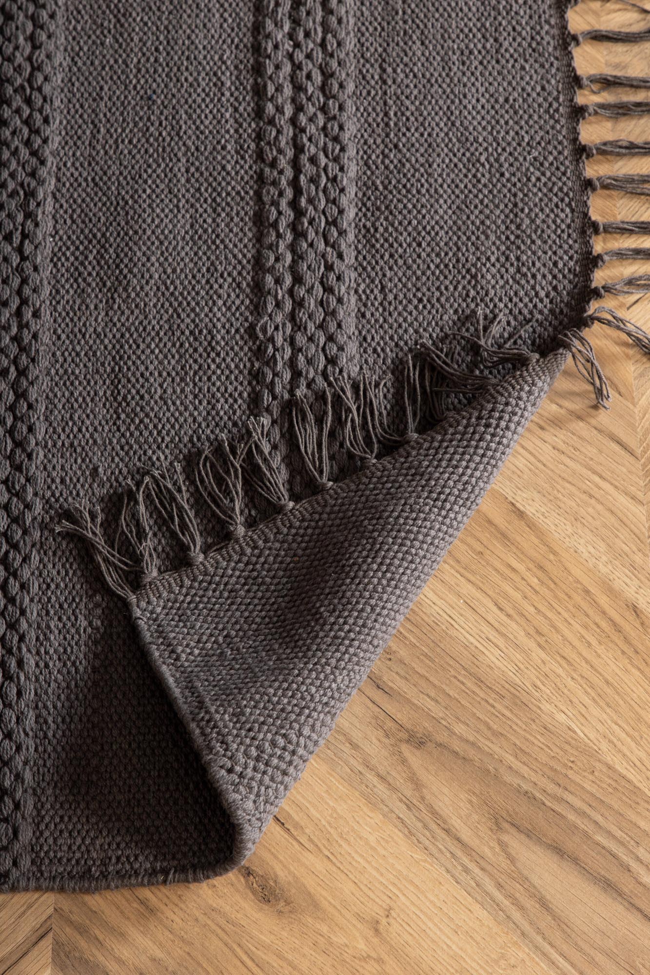 Nico Teppich in Grau präsentiert im Onlineshop von KAQTU Design AG. Teppich ist von Venture Home