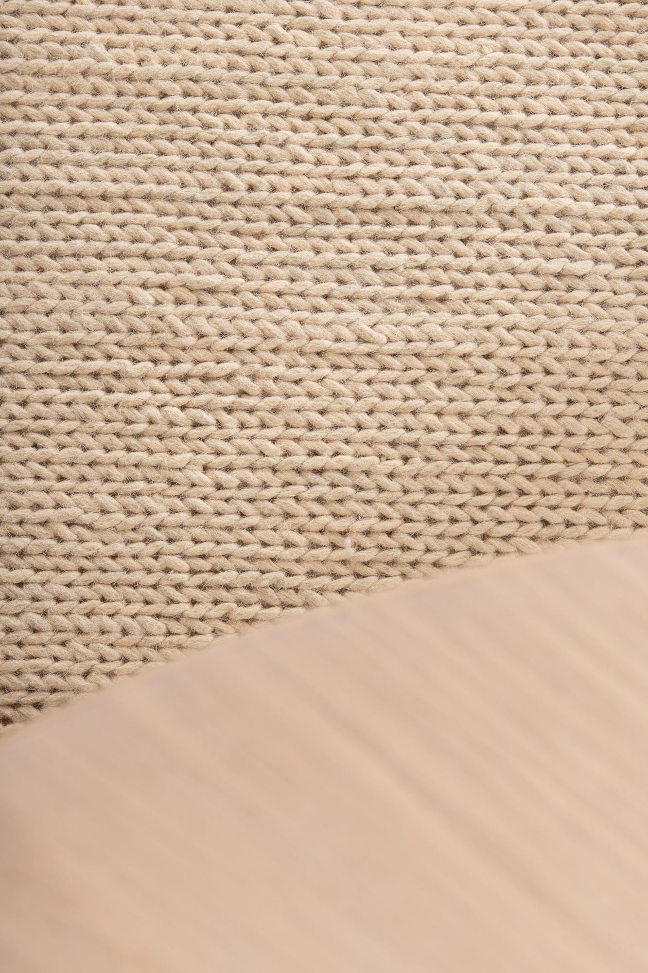 Entdecken Sie die exquisite Marta Wollmatte von Venture Home – ein handgewebter Teppich in stilvollem Knochenweiß, der Komfort und Eleganz vereint.