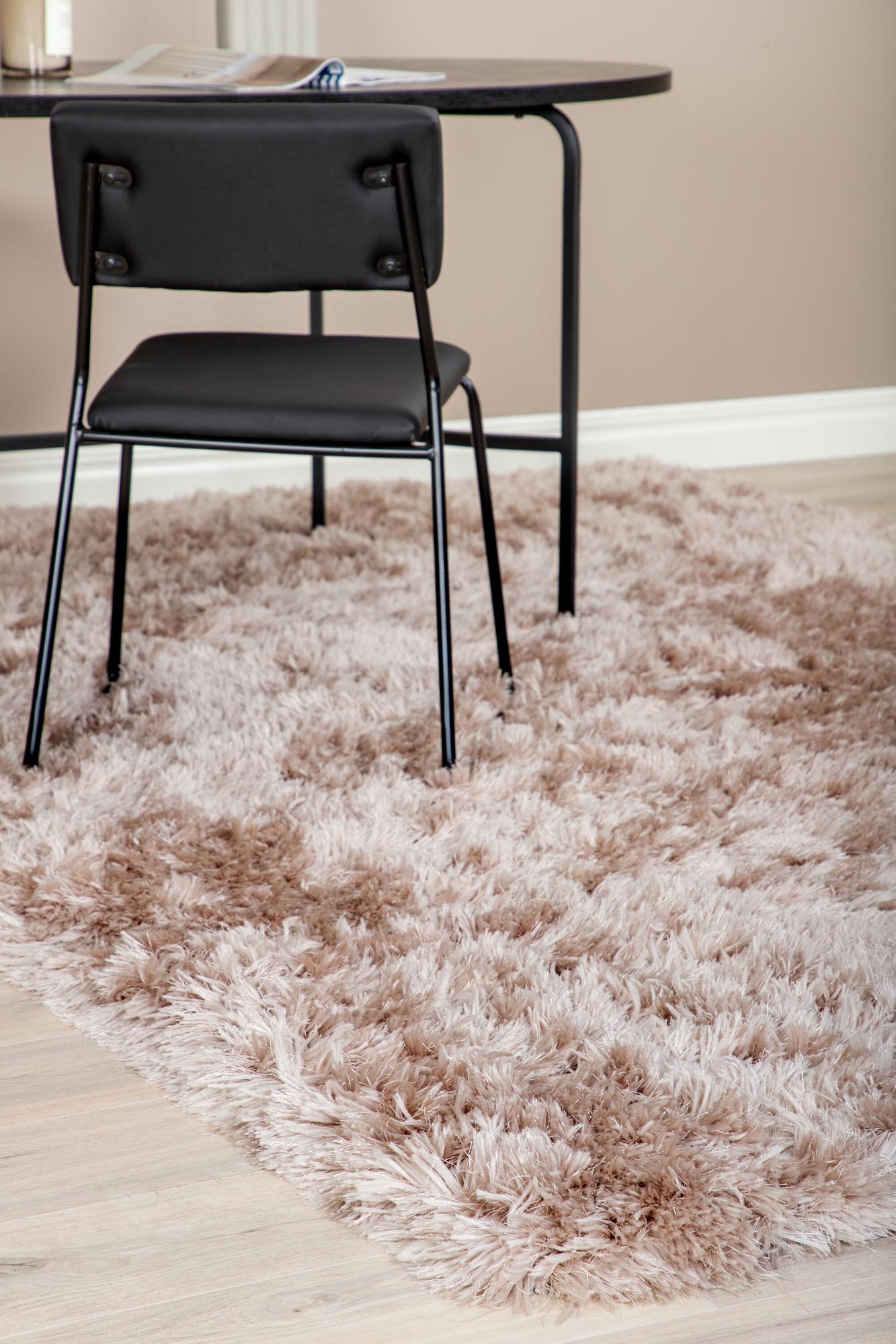 Entdecken Sie den Grace Teppich von Venture Home – ein luxuriöser, pflegeleichter Teppich aus hochwertigem Polyester, der jedem Raum Eleganz verleiht.