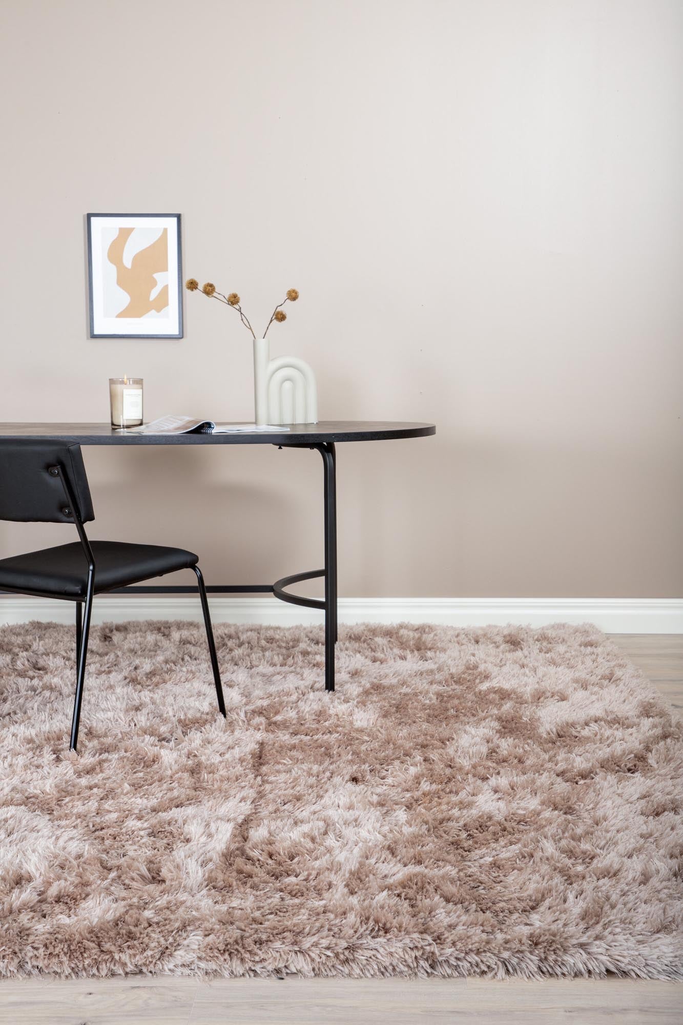 Entdecken Sie den Grace Teppich von Venture Home – ein luxuriöser, weicher Teppich aus strapazierfähigem Polyester, ideal für jedes Zuhause.