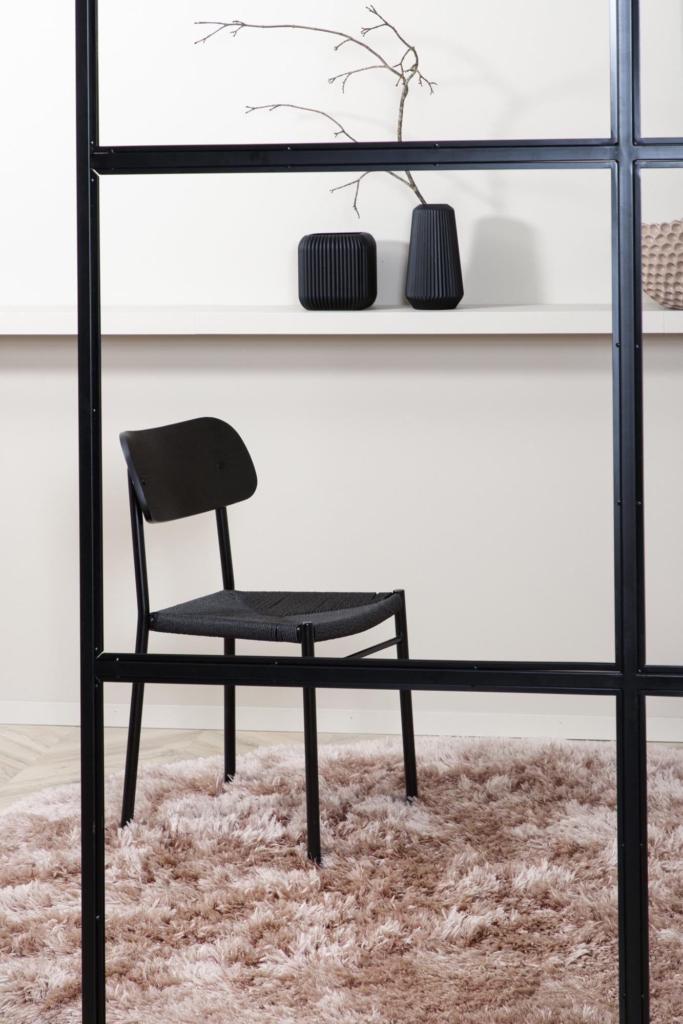 Entdecken Sie den Grace Teppich von Venture Home – ein luxuriöser, pflegeleichter Teppich aus hochwertigem Polyester, der jedem Raum Eleganz verleiht.