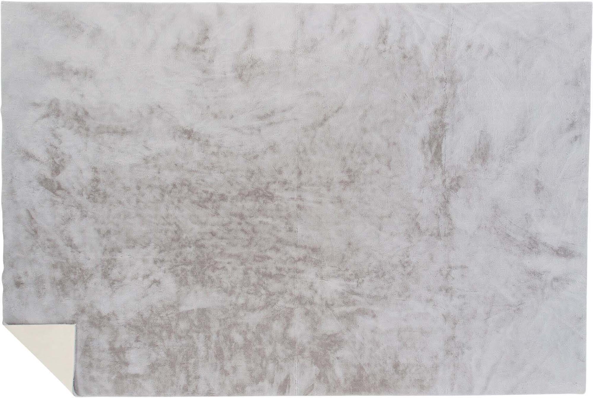 Entdecken Sie den Nina Teppich von Venture Home – eine luxuriöse Polyestermatte in edlem Schwarz, die jedem Raum Eleganz und Gemütlichkeit verleiht.