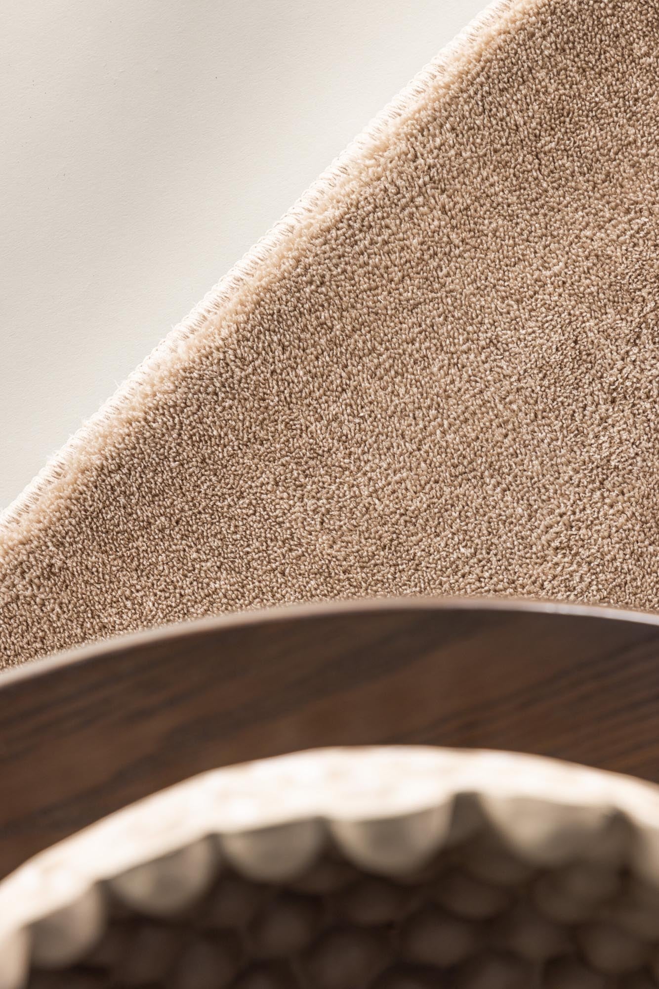 Stilvoller Blanca Teppich von Venture Home in sanften Erdtönen. Ideal für einladende Räume und pflegeleicht für den Alltag.