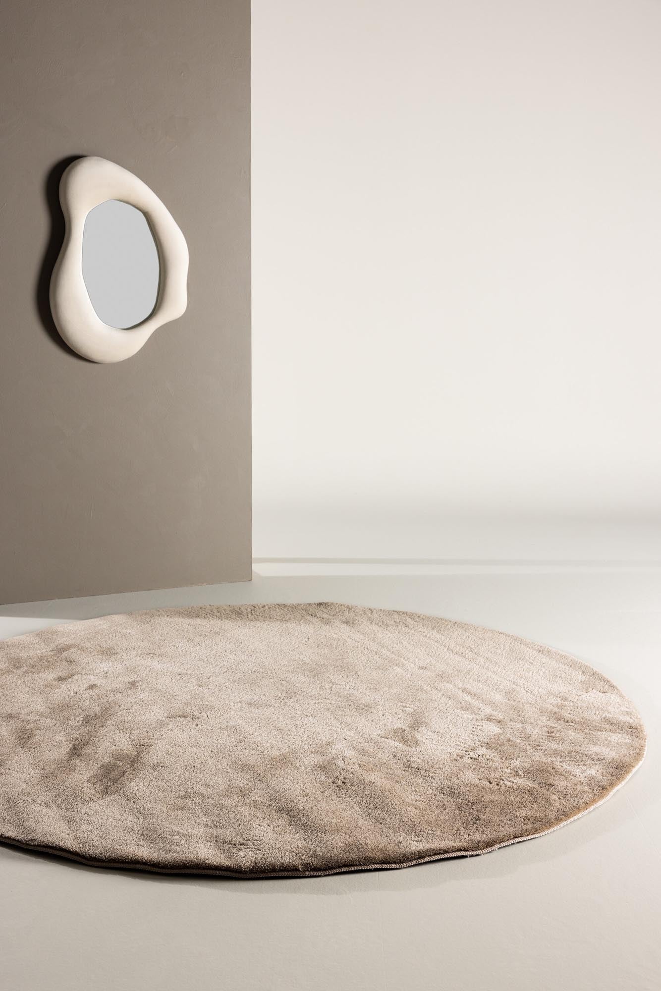 Stilvoller Blanca Teppich von Venture Home in sanften Erdtönen. Ideal für einladende Räume und pflegeleicht für den Alltag.