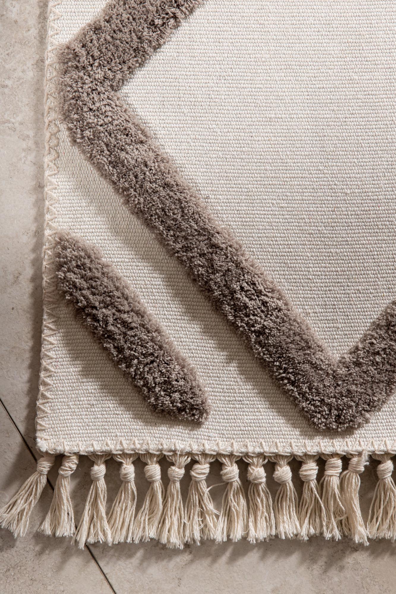 Towa Teppich von Venture Home: Hochwertiger Polyester, modernes Design in Weiß und Braun, vielseitig einsetzbar für jeden Raum.