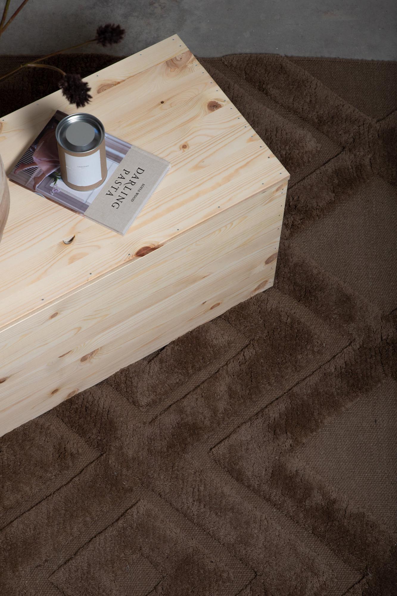 Der Dahlia Wool Teppich von Vind: Eleganz und Komfort aus hochwertiger Wolle, ideal für jeden Wohnstil. Zeitlos, strapazierfähig, pflegeleicht.