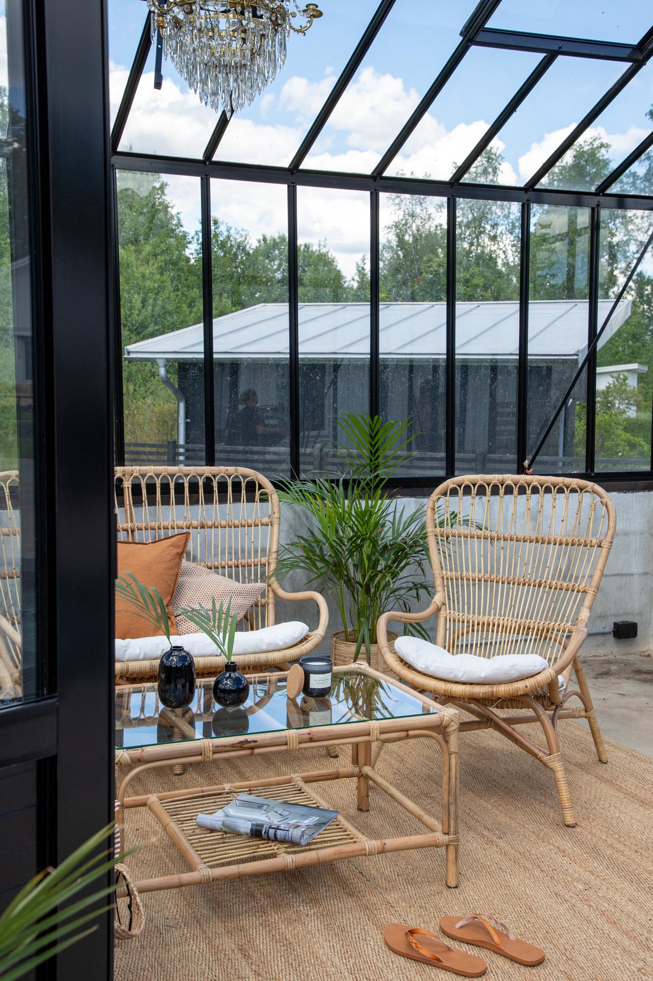 Entdecken Sie das Ella Sofa Outdoorset von Venture Home: Hochwertiges Rattan, stilvolle Loungegruppe mit bequemen Kissen für entspannte Stunden im Freien.