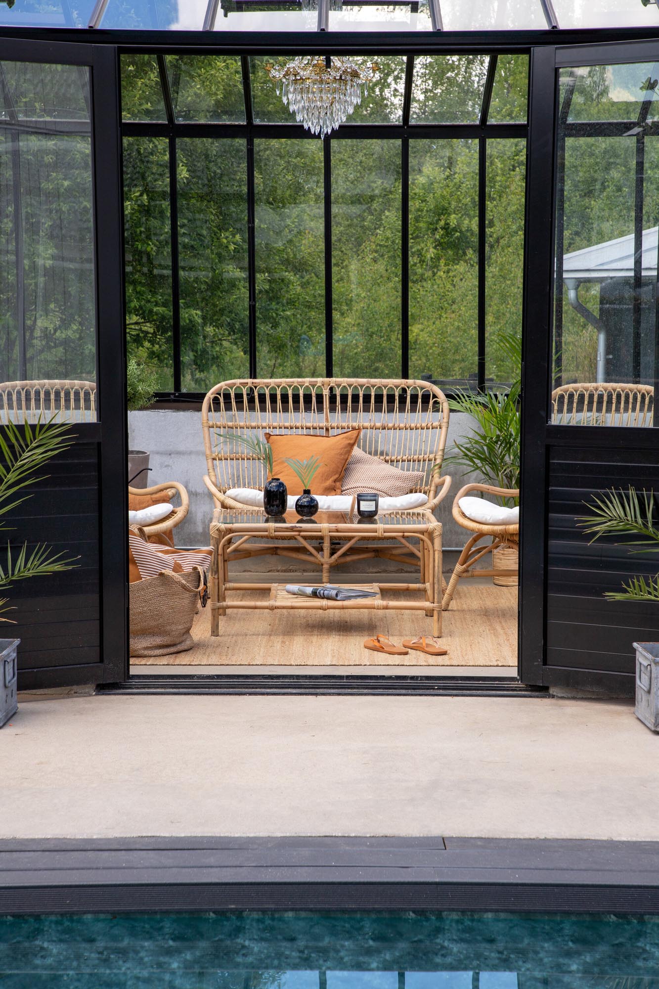 Erleben Sie das Ella Sofa Outdoorset von Venture Home: Elegantes Design, robustes Rattan und komfortable Sitzkissen für Ihre perfekte Lounge im Freien.