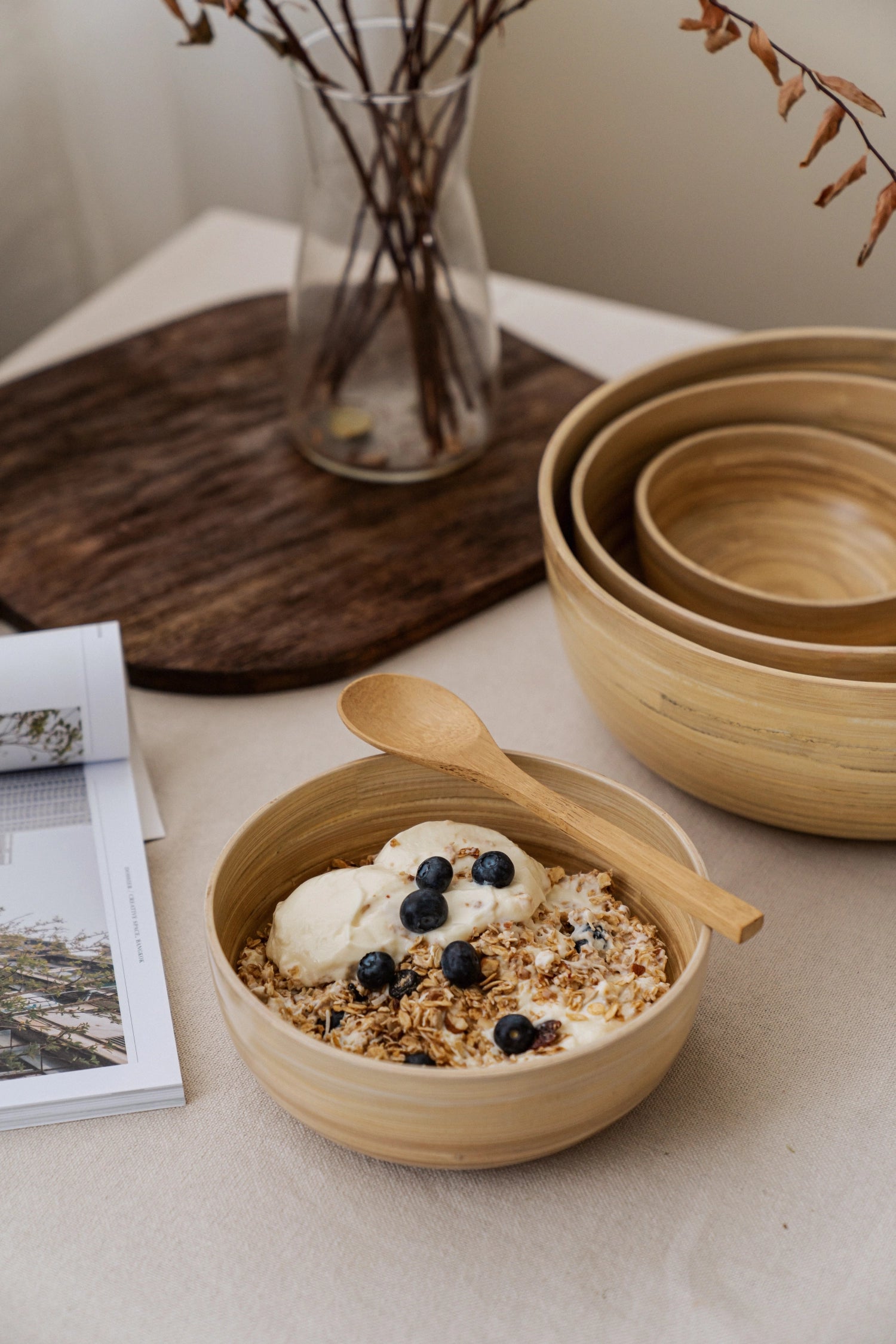 Entdecken Sie die vielseitige Bambus Schüssel L Natur (22x8.5cm) von Nuts Innovations – ideal für Salate, Snacks und mehr, nachhaltig und pflegeleicht!