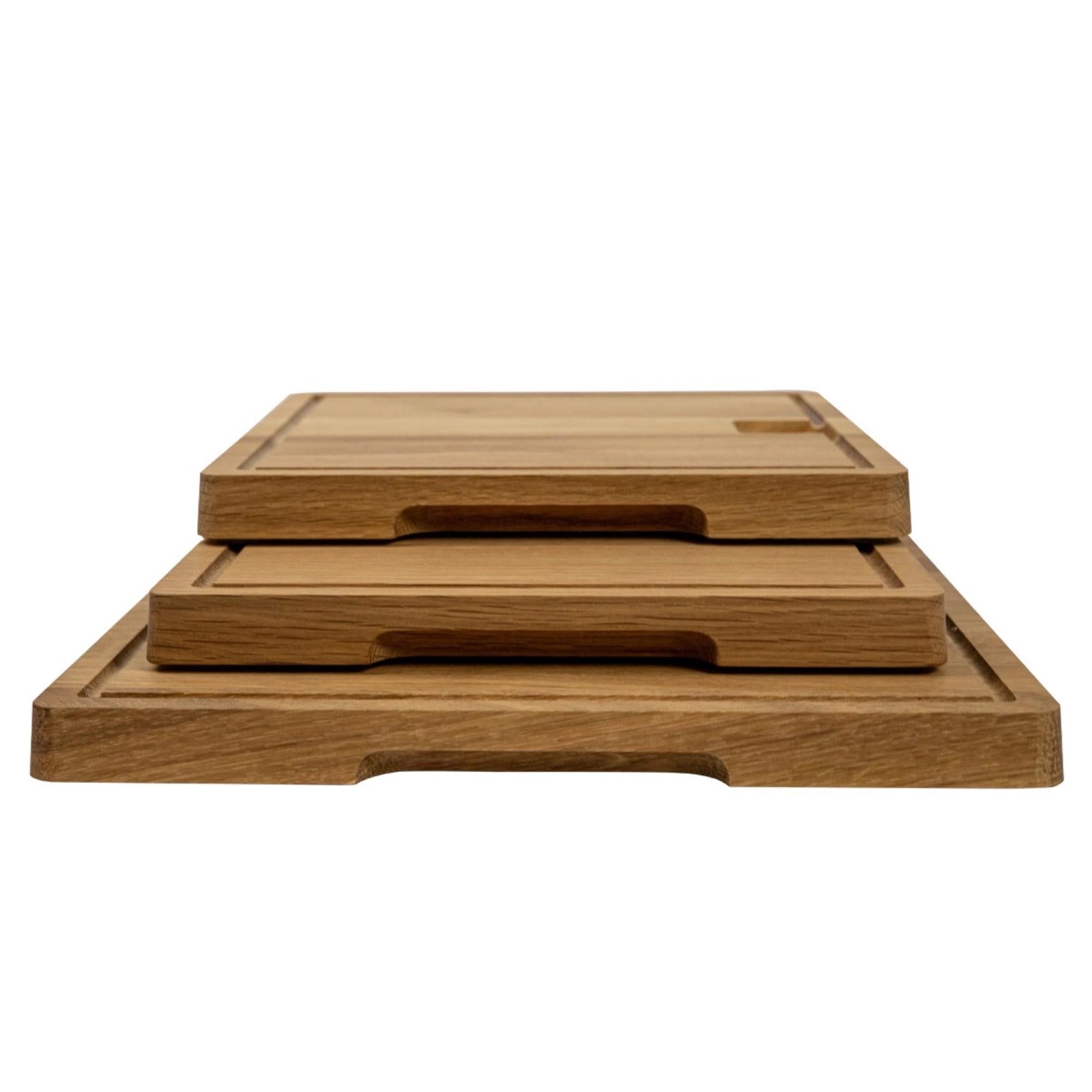 Das Dining Brett Friends M von Boska vereint Eleganz und Funktionalität. Hergestellt aus robuster Eiche, perfekt zum Schneiden und Servieren.