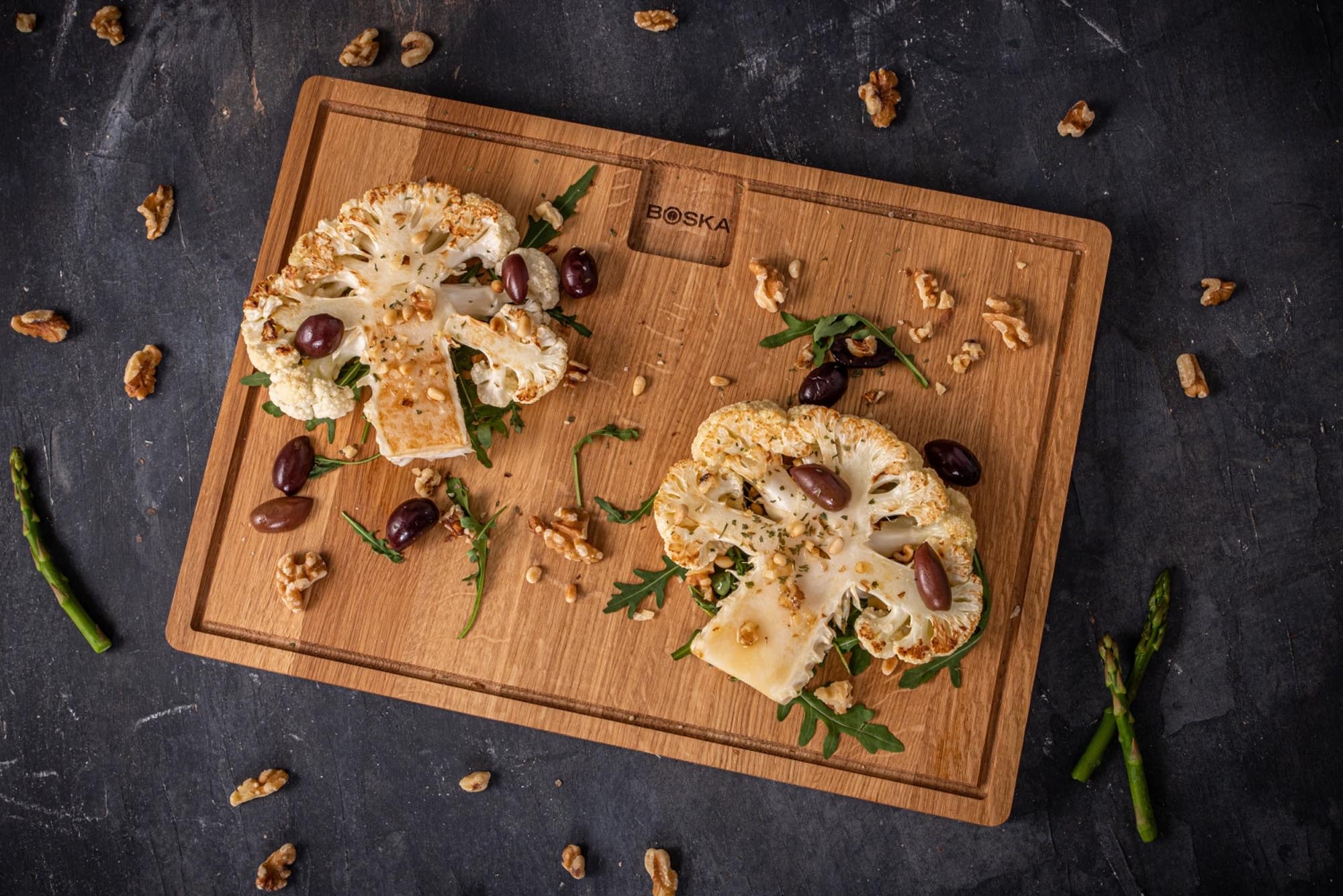 Elegantes Dining Brett aus stabiler europäischer Eiche, ideal zum Schneiden und Servieren. Ein praktisches Küchenaccessoire für jeden Anlass!