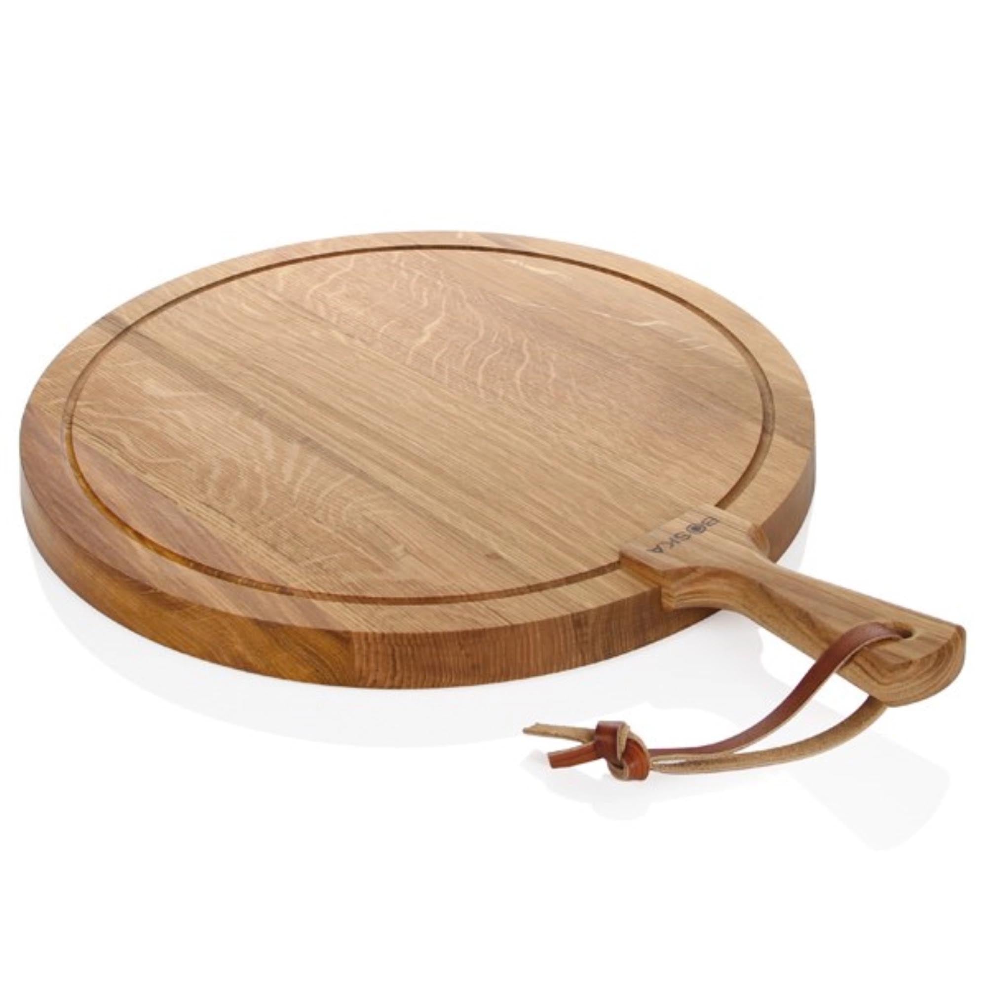 Rustikales Servierbrett aus Eiche, perfekt für gesellige Runden.