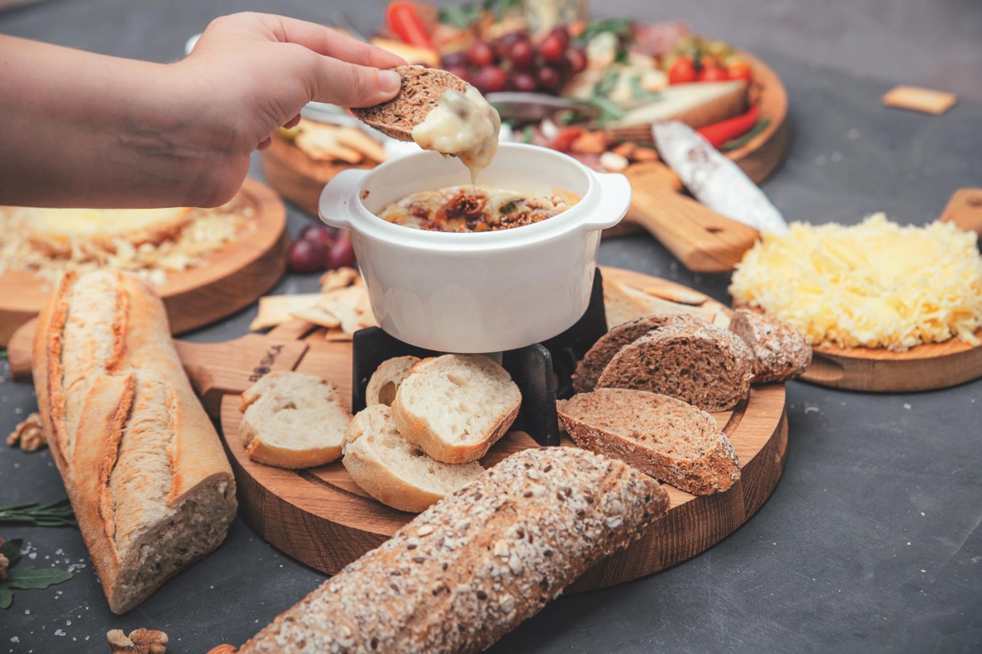 Stilvolles Servierbrett aus europäischer Eiche, perfekt für Snacks und Festlichkeiten. Robust, langlebig und einzigartig in der Maserung.
