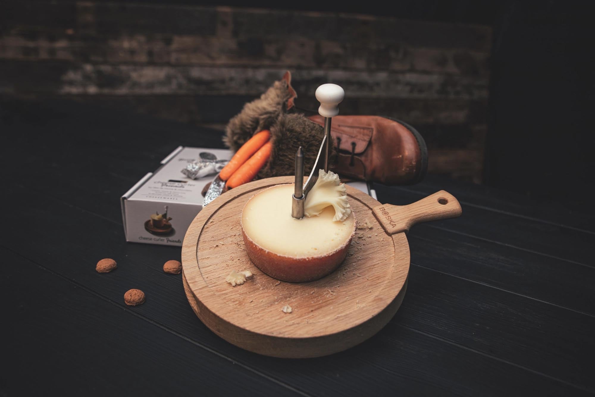 Käseschaber Friends von Boska: Hochwertiger Edelstahl und Eiche vereinen sich für müheloses Käse schneiden und stilvolles Servieren.