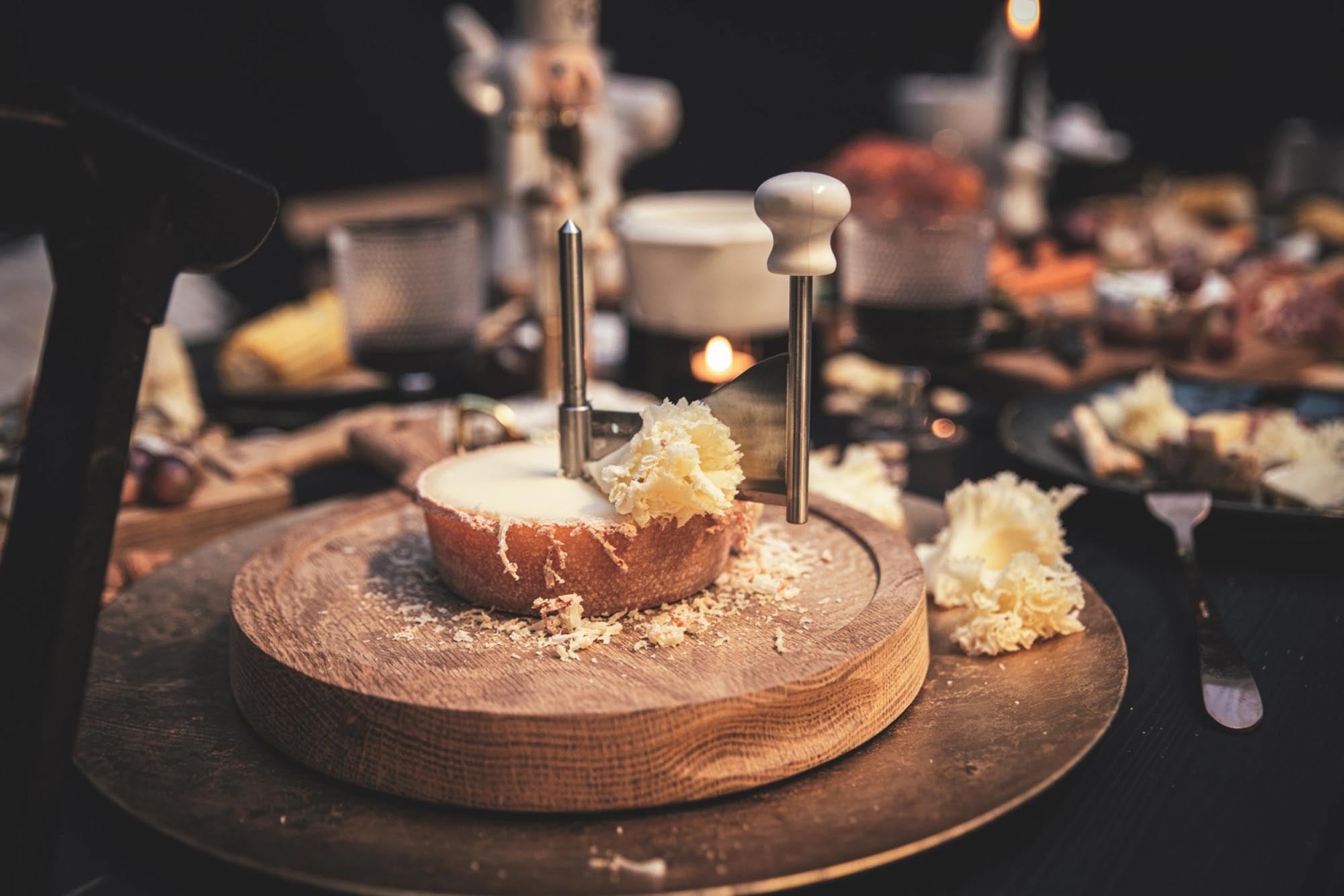 Käseschaber Friends von Boska: Hochwertiger Edelstahl und Eiche vereinen sich für sicheres, einfaches Käse schneiden und stilvolles Servieren.