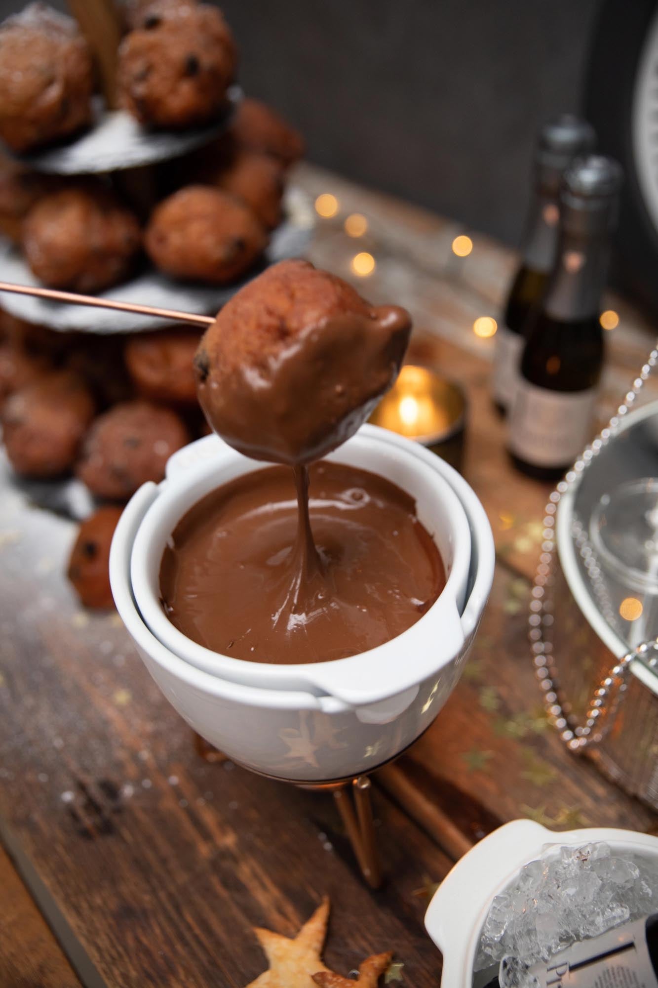 Genießen Sie mit dem Choco Fondue Marie ein unvergessliches Schokoladenfondue für bis zu 4 Personen. Hochwertige Keramik und Edelstahl sorgen für ein stilvolles Erlebnis.