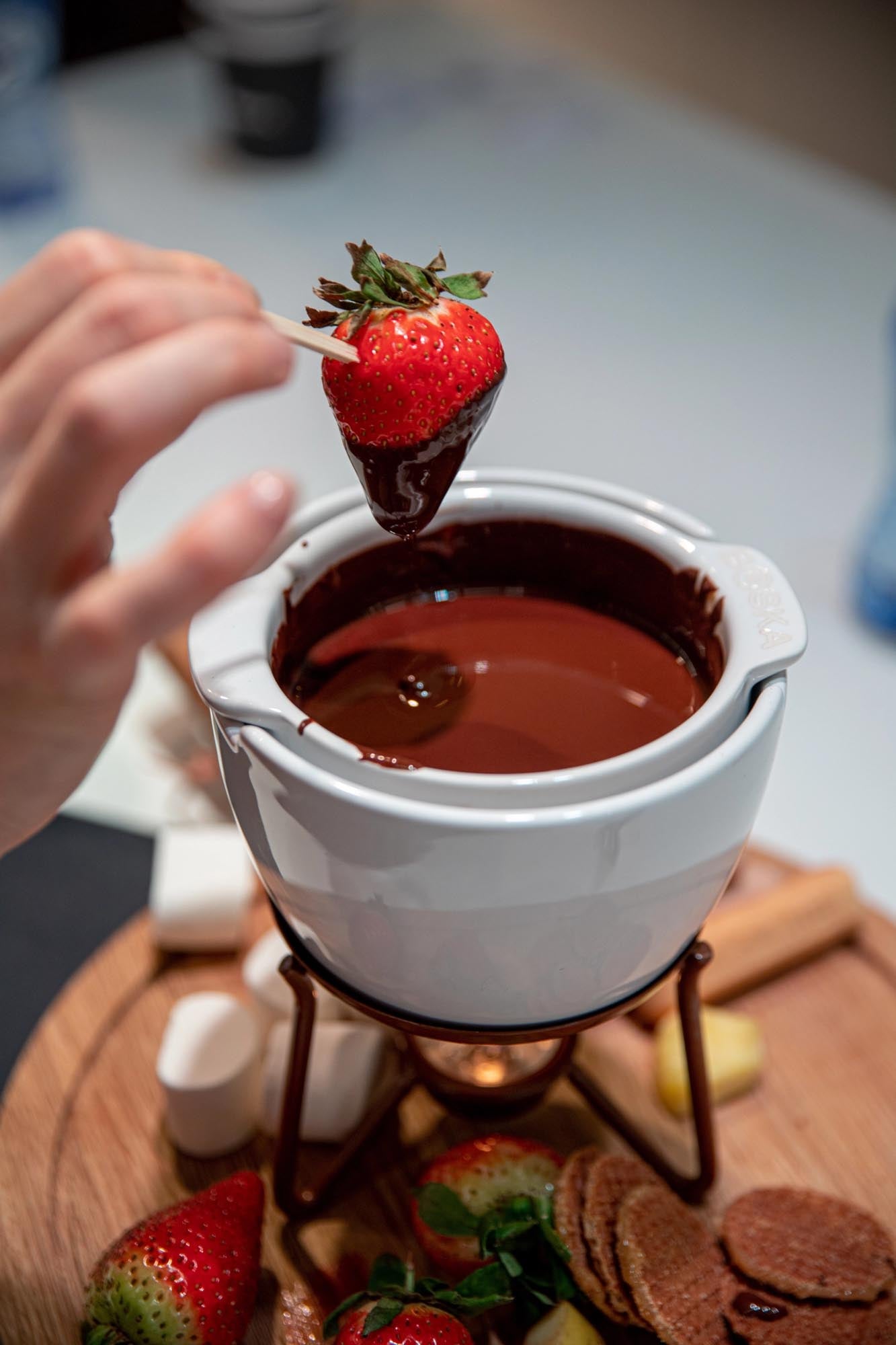 Erleben Sie mit dem Choco Fondue Marie ein köstliches Schokoladenfondue für 4 Personen. Hochwertige Materialien garantieren Genuss und Stil.