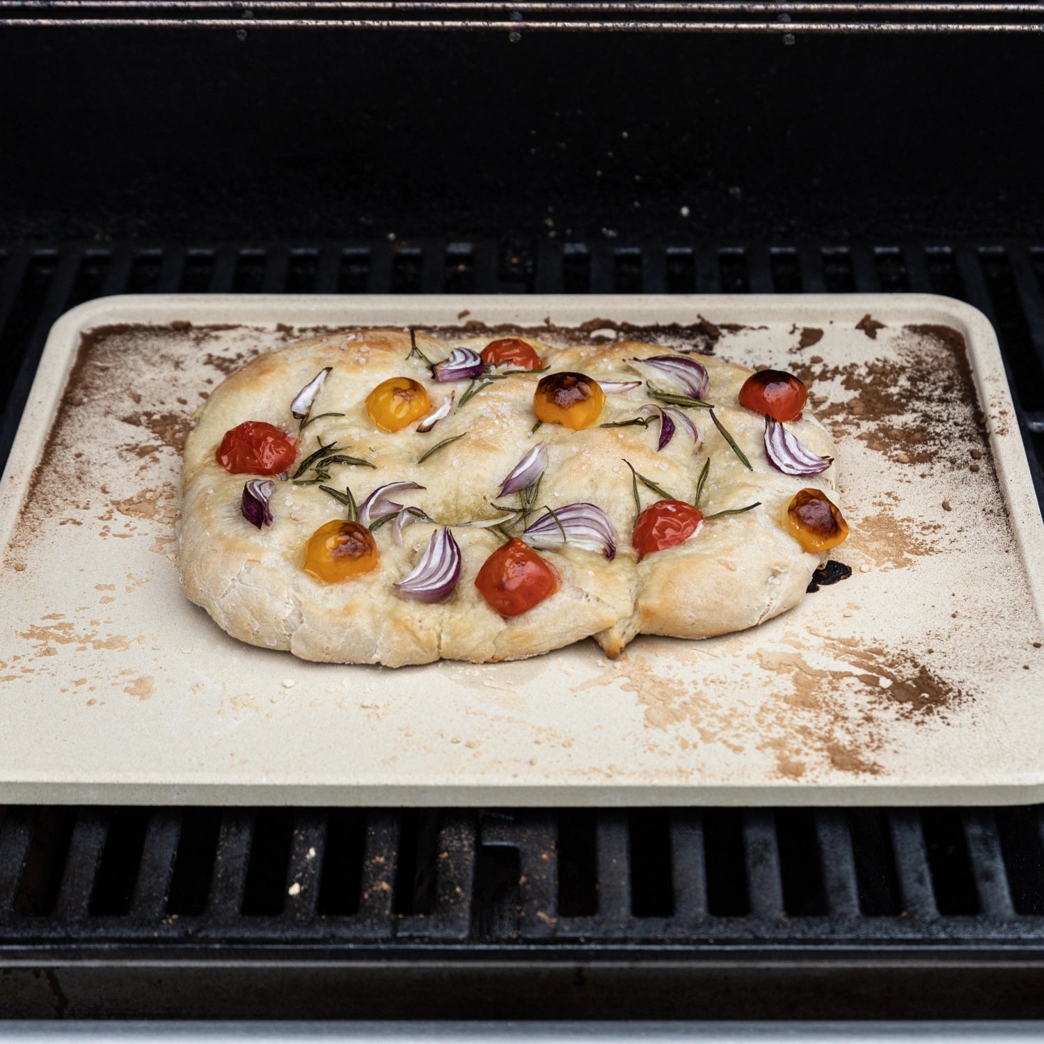 Erleben Sie mit dem rechteckigen Pizzastein von Boska (32x40 cm) aus Kordorit knusprige Pizzen und vielseitige Backwaren. Perfekt für Grill und Ofen!