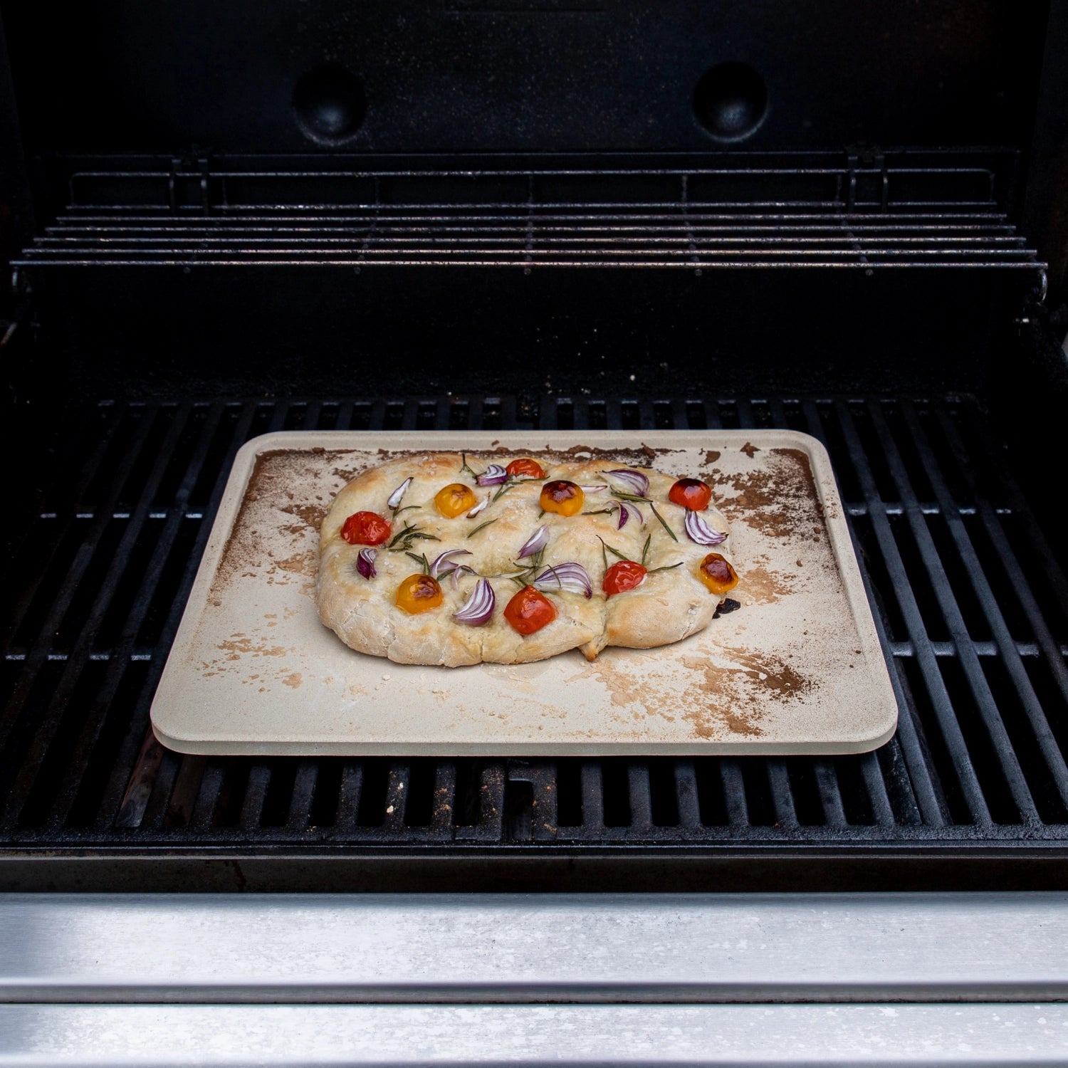 Genießen Sie mit dem rechteckigen Pizzastein von Boska (32x40 cm) aus Kordorit perfekte Backergebnisse. Ideal für Pizza, Brot und mehr!