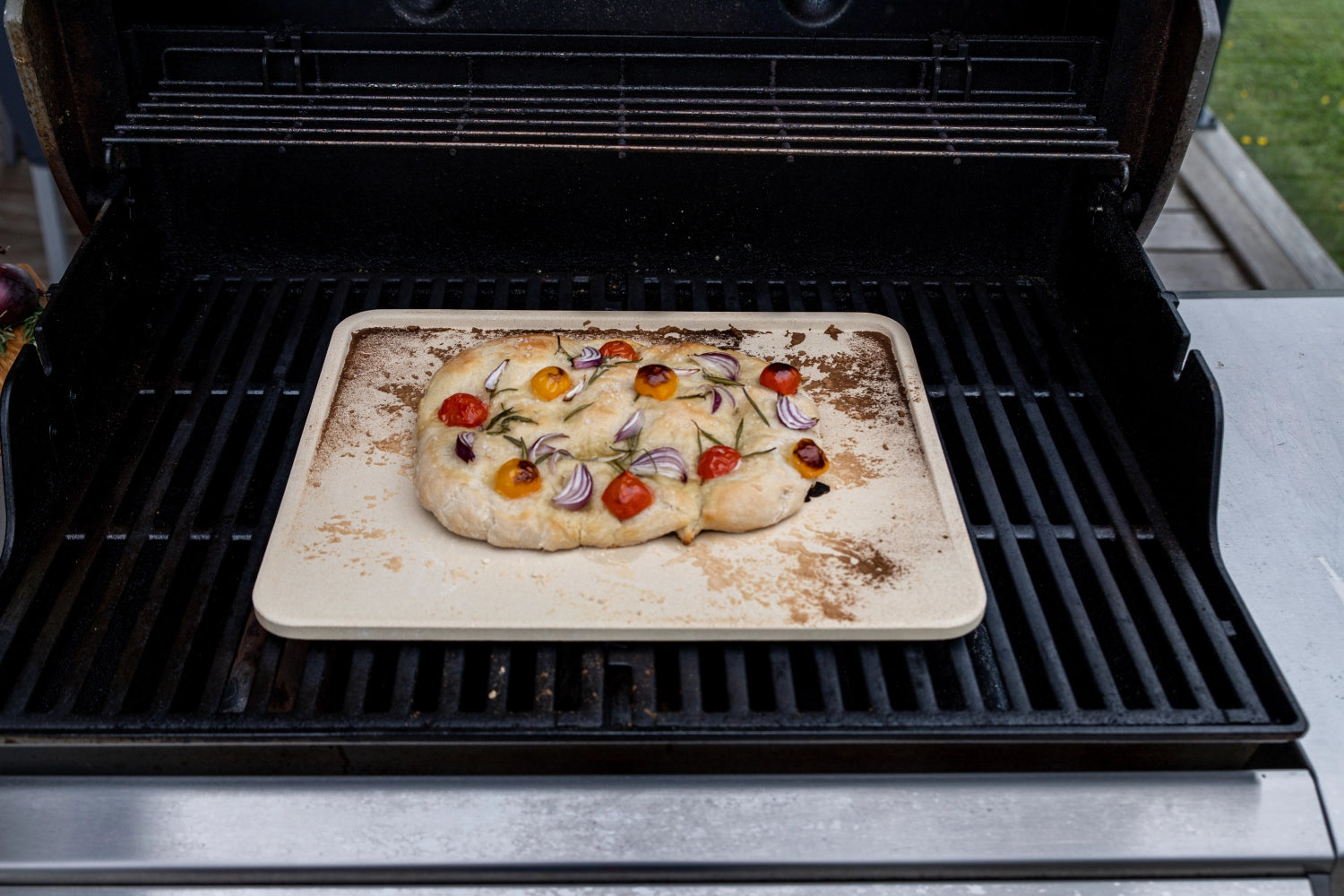 Entdecken Sie den rechteckigen Pizzastein von Boska (32x40 cm) aus Kordorit für knusprige Pizzen und vielseitige Backwaren. Perfekte Hitzeverteilung!