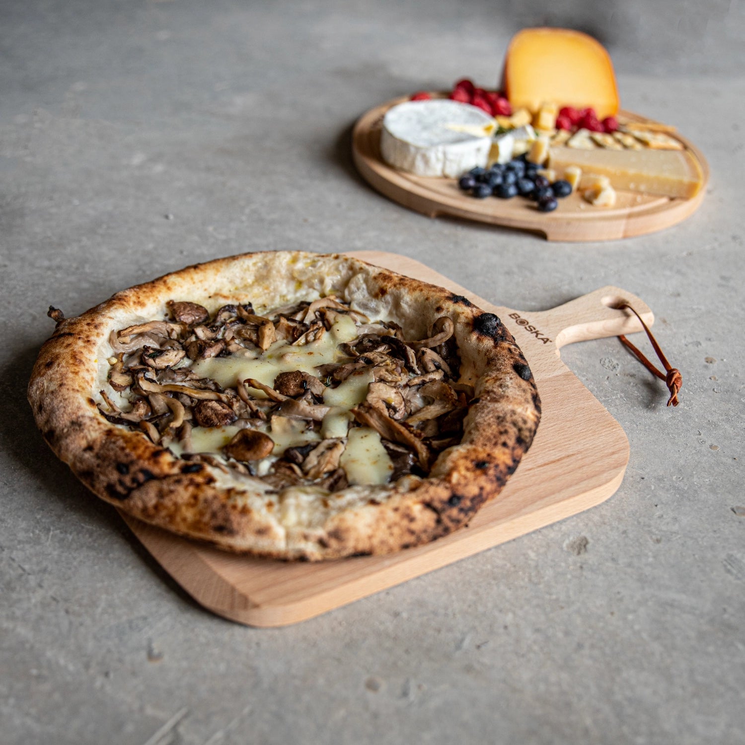 Entdecken Sie die Pizzaschaufel Amigo von Boska – aus Buchenholz, ergonomisch, pflegeleicht und ideal für perfekte Pizza-Kreationen!