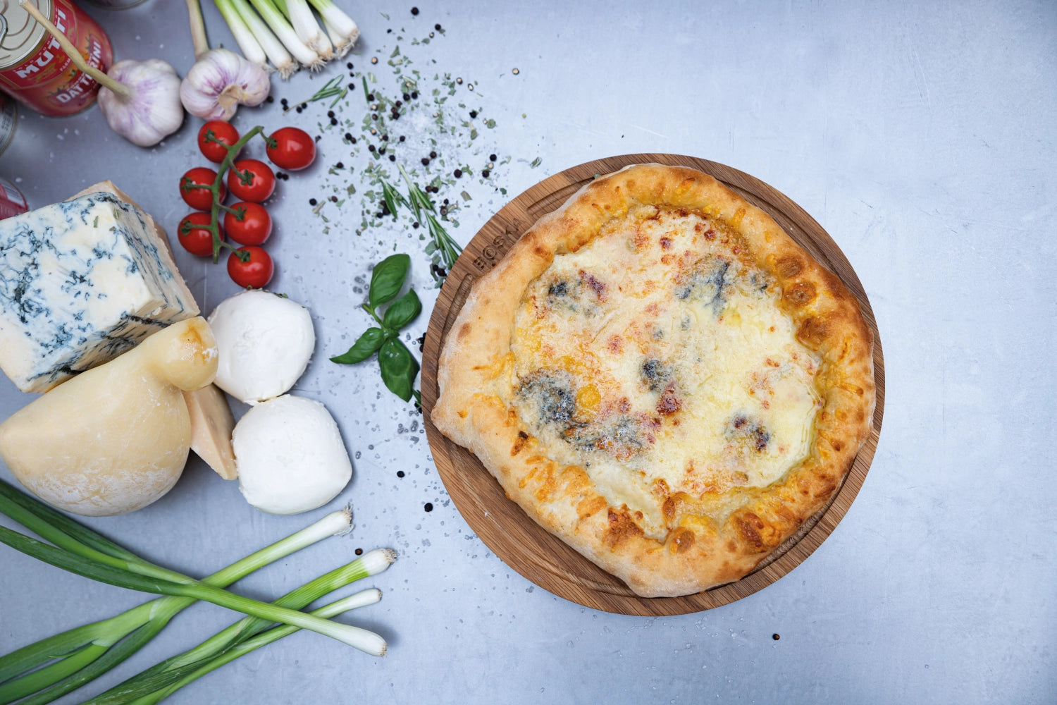 Hochwertiges Pizzabrett aus Eichenholz, Ø29cm. Perfekt für Pizza und mehr. Bringen Sie italienisches Flair in Ihre Küche!