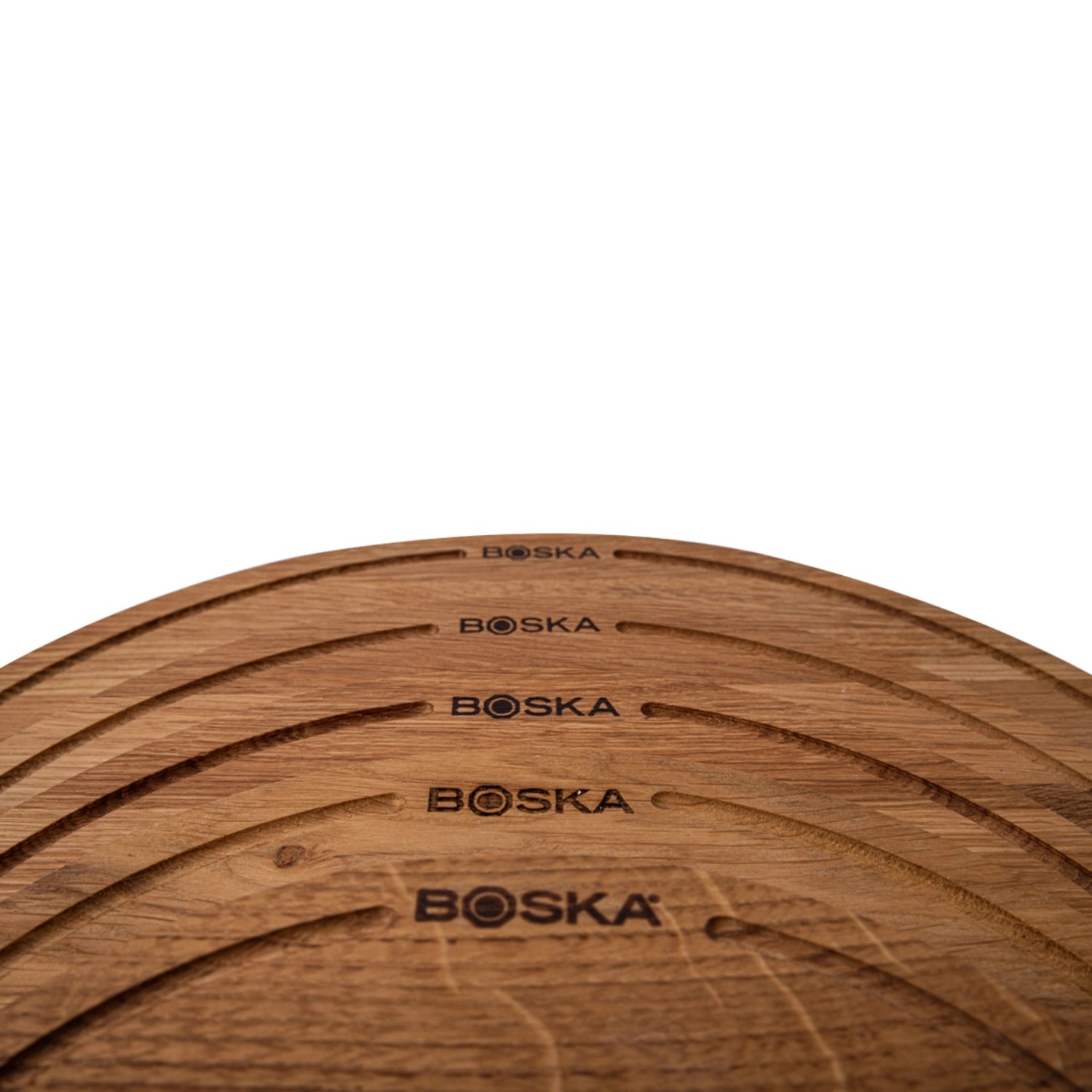 Erleben Sie das elegante Pizzabrett M aus robustem Eichenholz (Ø29cm) von Boska – perfekt für Pizza und als vielseitiges Küchenutensil!