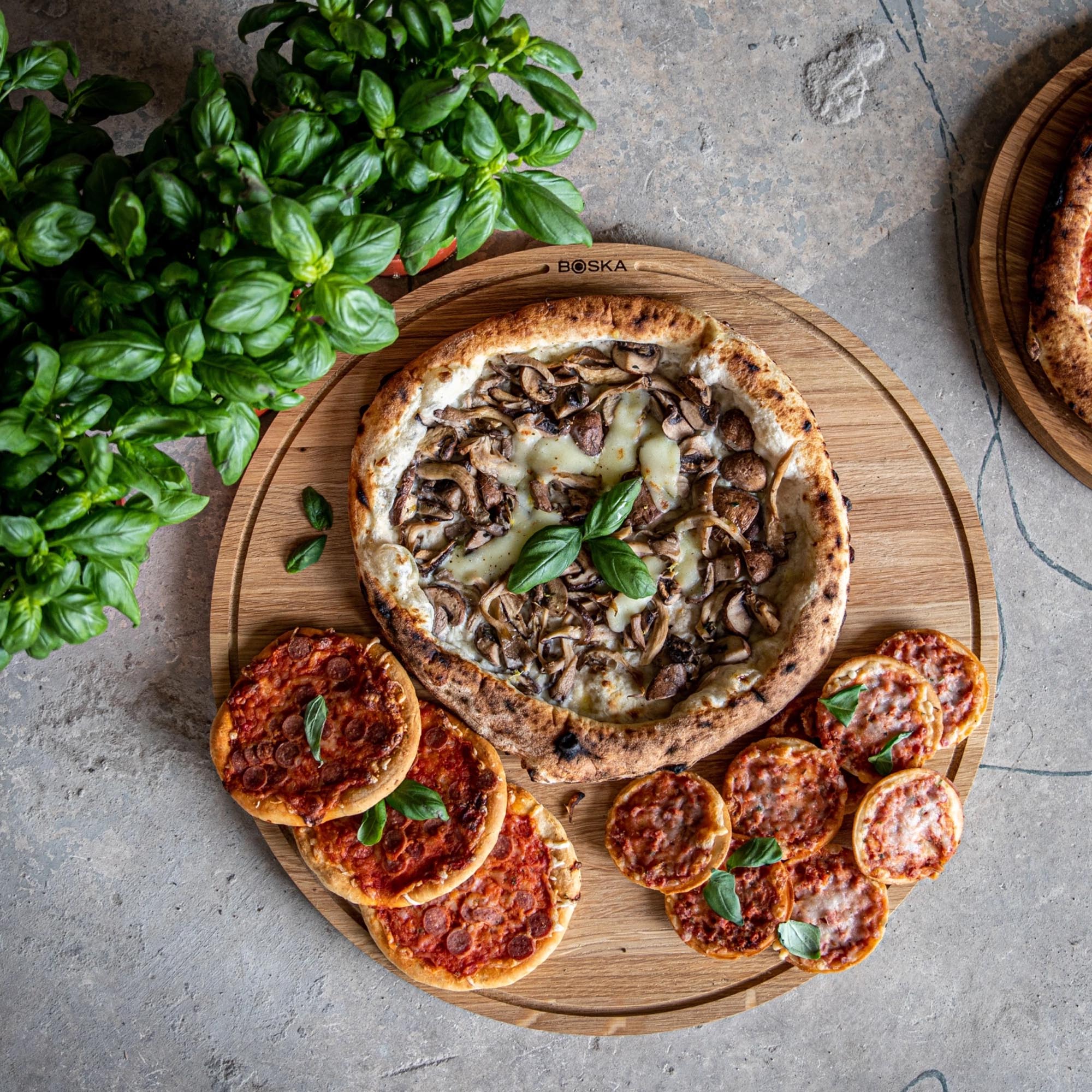 Entdecken Sie das Boska Pizza Board Friends XXL (47 cm) – ideal für große Pizzen und stilvolles Servieren von Leckereien.