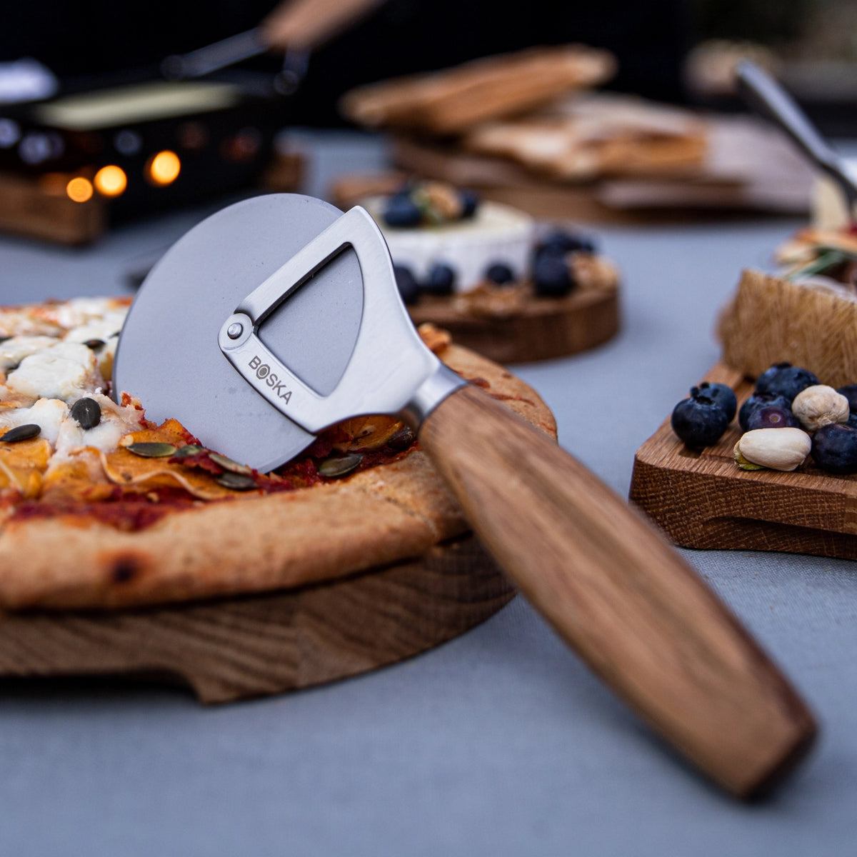 Pizzarad Oslo+ in Braun präsentiert im Onlineshop von KAQTU Design AG. Pizza ist von Boska