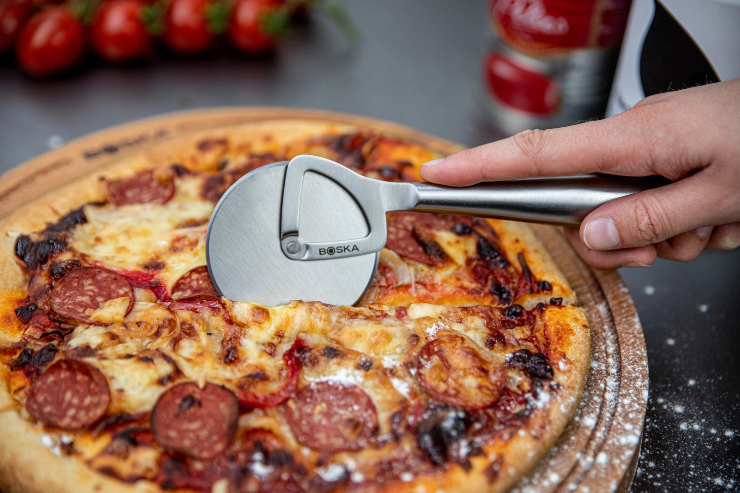 Erleben Sie den Pizzaschneider Copenhagen von Boska – ein elegantes, langlebiges Küchenwerkzeug für müheloses Pizzaschneiden und stilvolle Akzente.