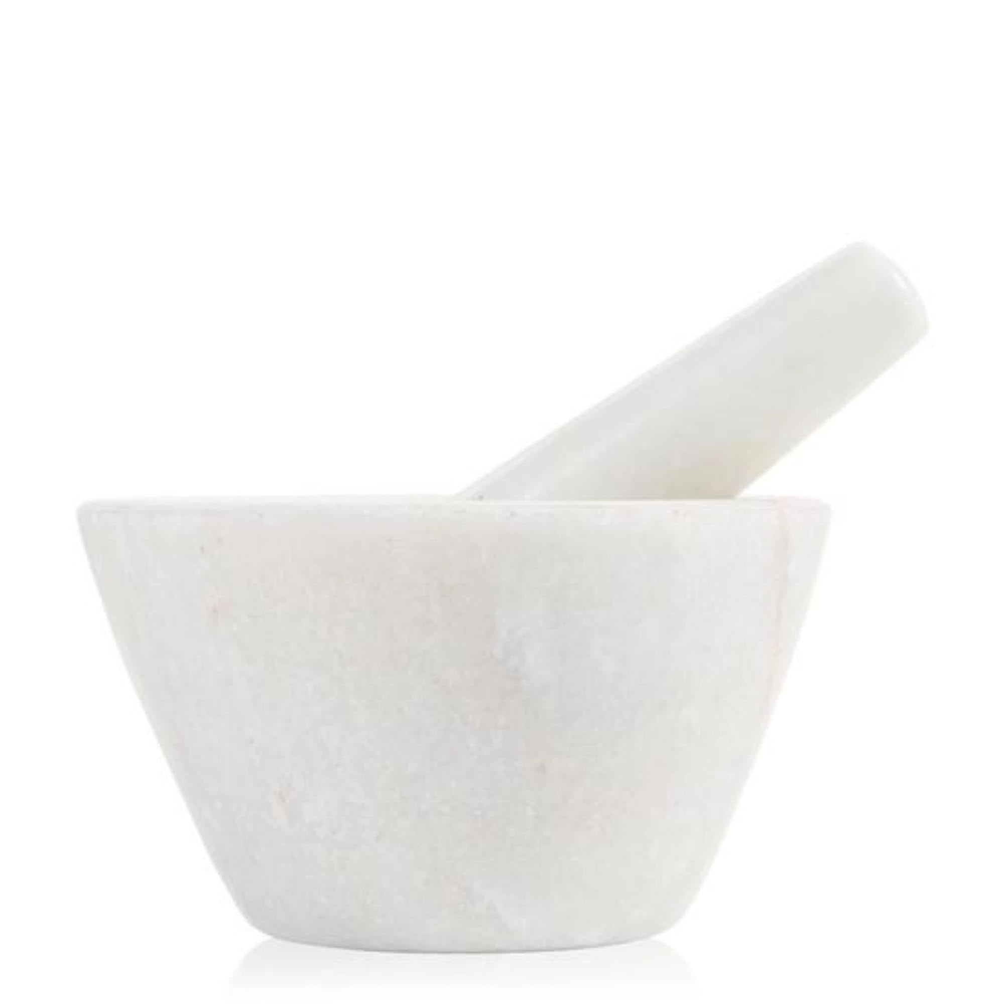 Eleganter Mörser aus weissem Marmor, ideal zum Zerkleinern von Gewürzen. Kompakt, robust und stilvoll für jede Küche.