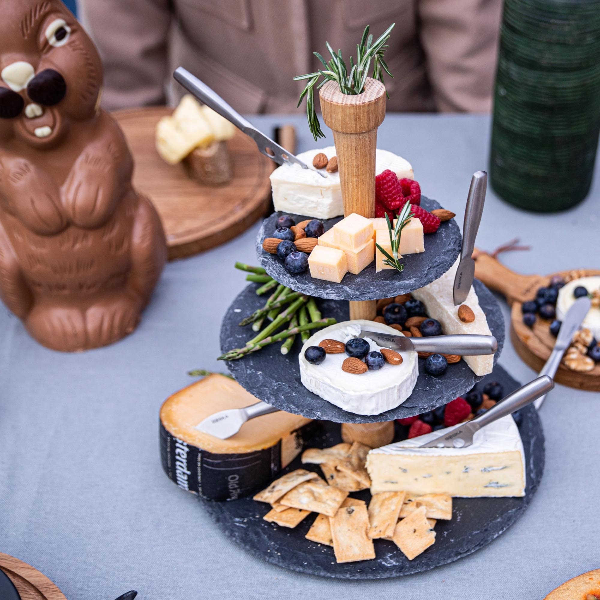 Stilvoller Party Tower aus Edelstahl, Schiefer und Eiche. Perfekt für die Präsentation von Torten und Snacks bei jeder Feier.