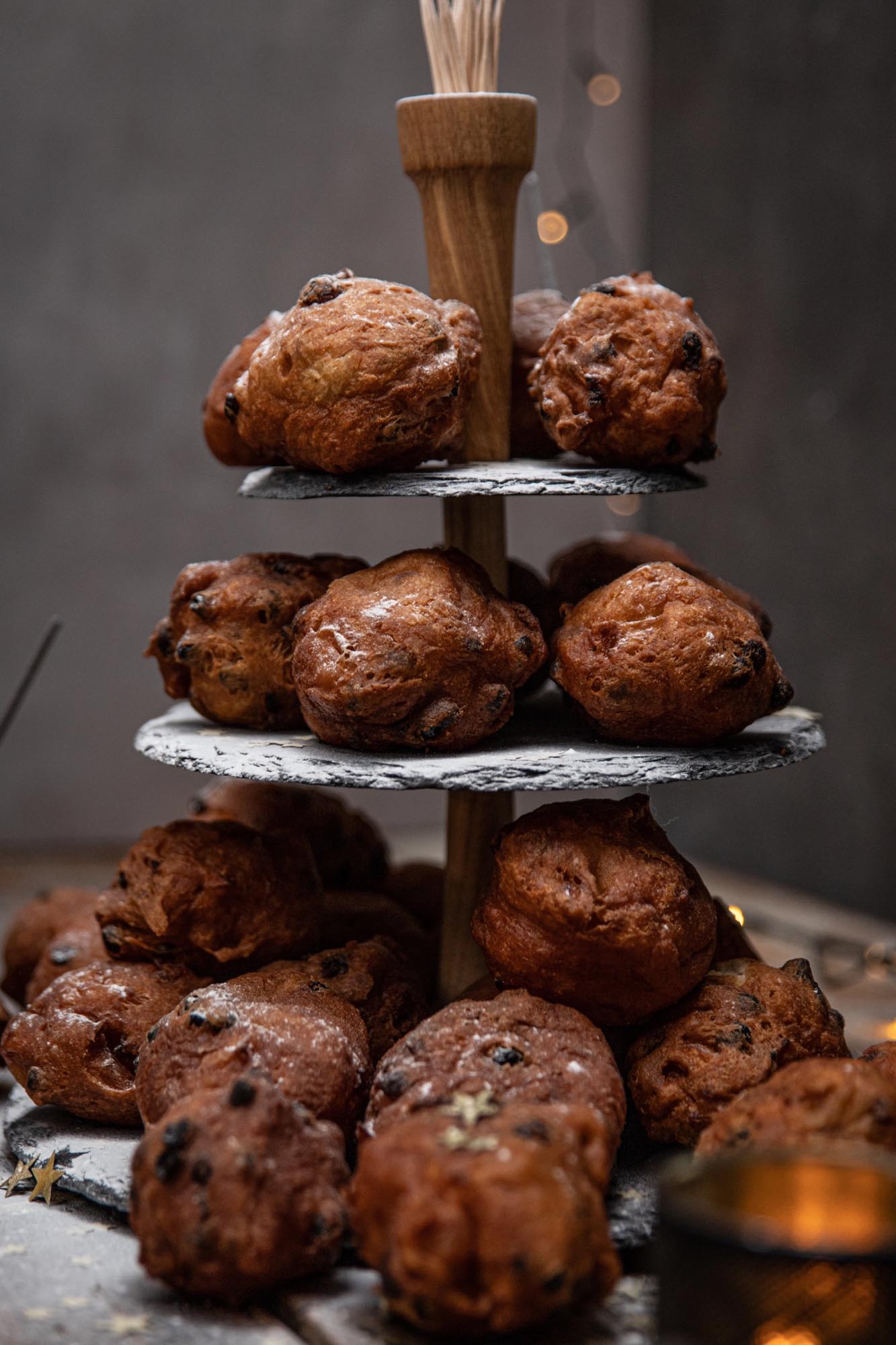 Eleganter Party Tower aus schwarzem Edelstahl und Schiefer Eiche. Ideal für die stilvolle Präsentation von Kuchen und Leckereien auf jeder Feier.
